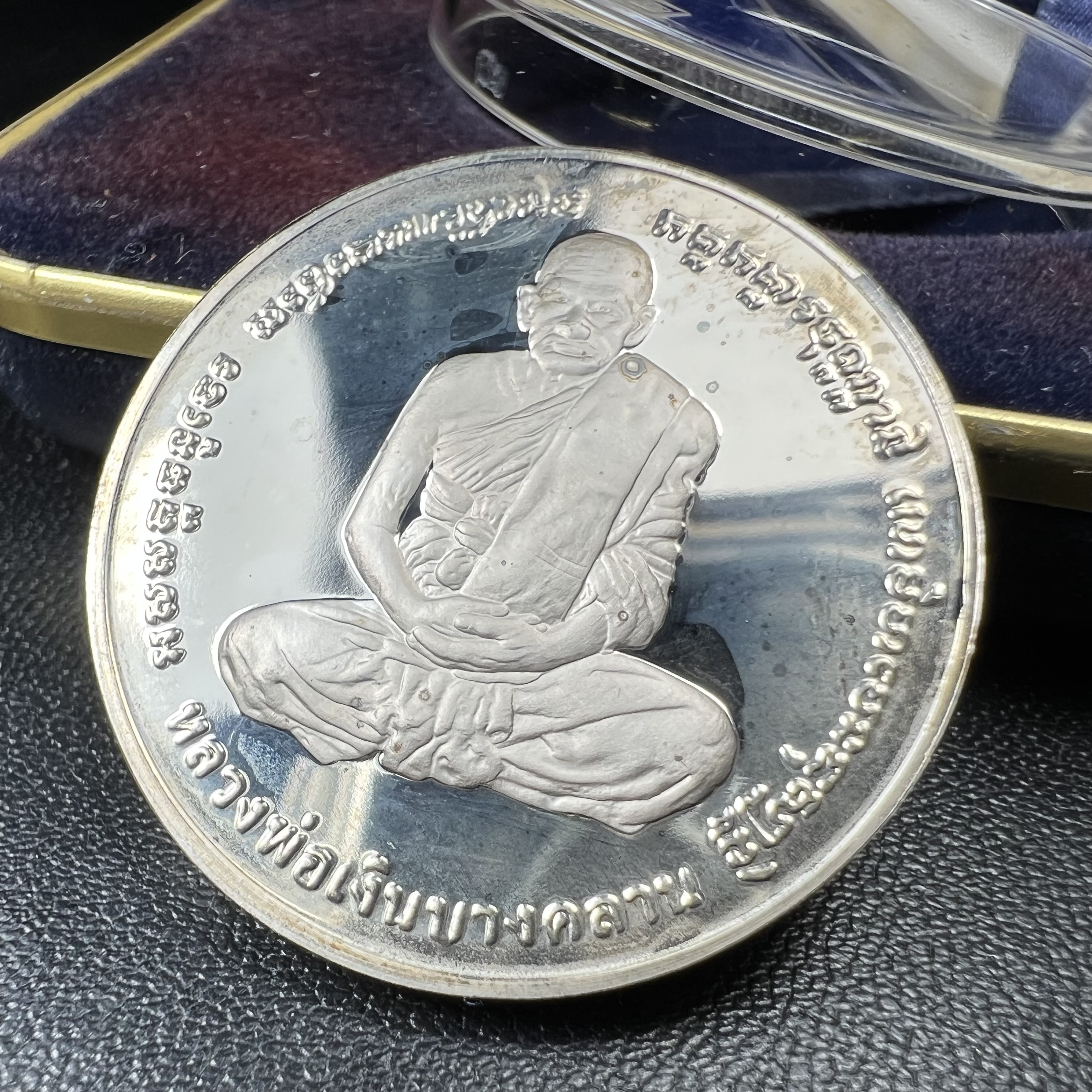 เหรียญหลวงพ่อเงิน หลัง พระครูพิบูลธรรมเวท หลวงพ่อเปรื่อง วัดบางคลาน เนื้อเงินแท้ ขัดเงา ขนาด 2.9 ซม. ประกอบพิธีมหาพุทธาภิเษก ณ อุโบสวัดหิรัญญาราม(วังตะโก) บางคลาน จ.พิจิตร เมื่อวันอังคารที่ 3 มี.ค.2541( เหรียญออกโดยโรงงานกษาปณ์ เพิร์ธ ประเทศออสเตรเลีย )