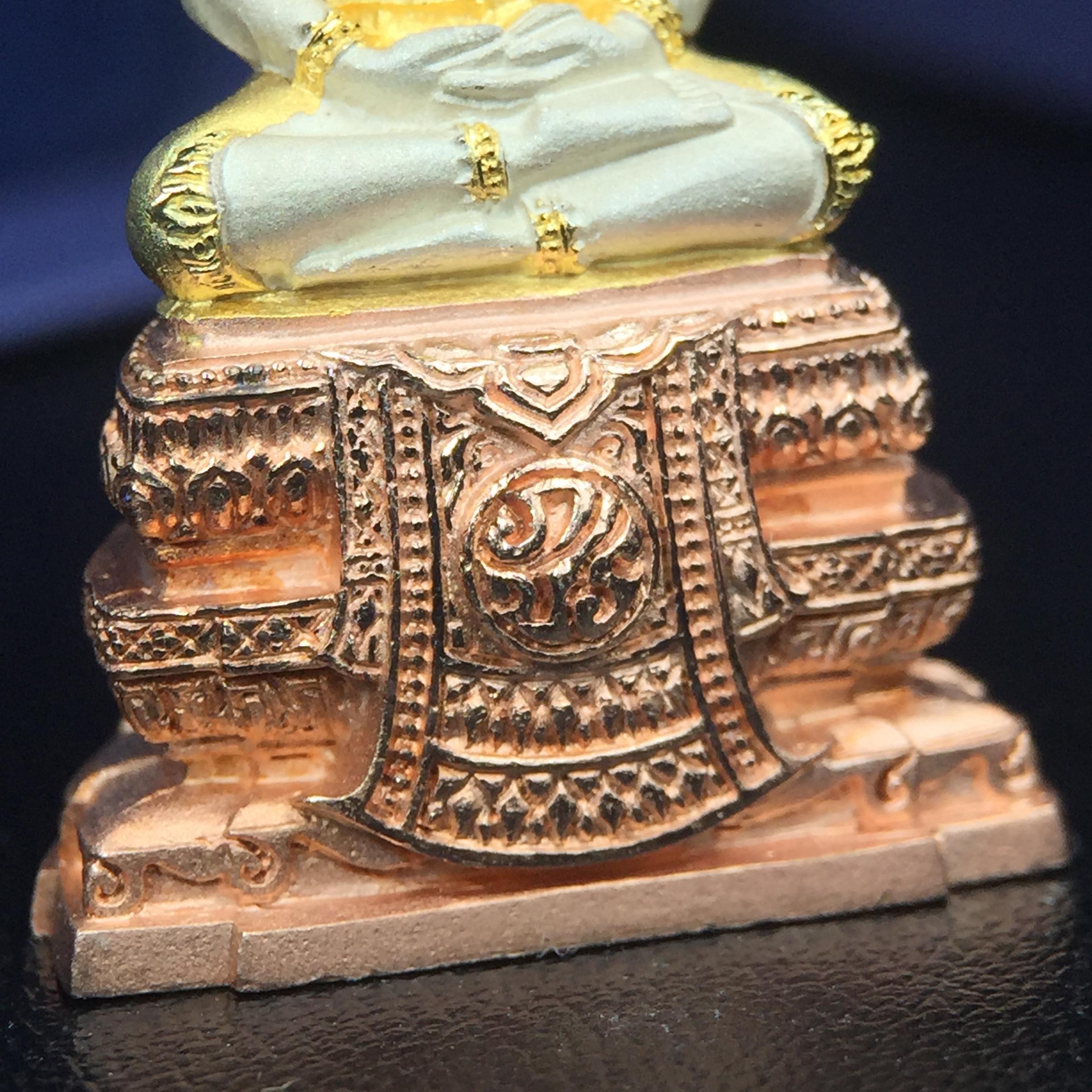 พระแก้วมรกต ภปร. ปี2547 จัดสร้างโดย รพ.ภูมิพลฯ เนื้อเงิน (3 กษัตริย์)ลอยองค์ หน้าตัก 1/2 นิ้ว งดงามทรงคุณค่าอีกหนึ่งรุ่นยอดนิยม หายาก(1ใน3000องค์)