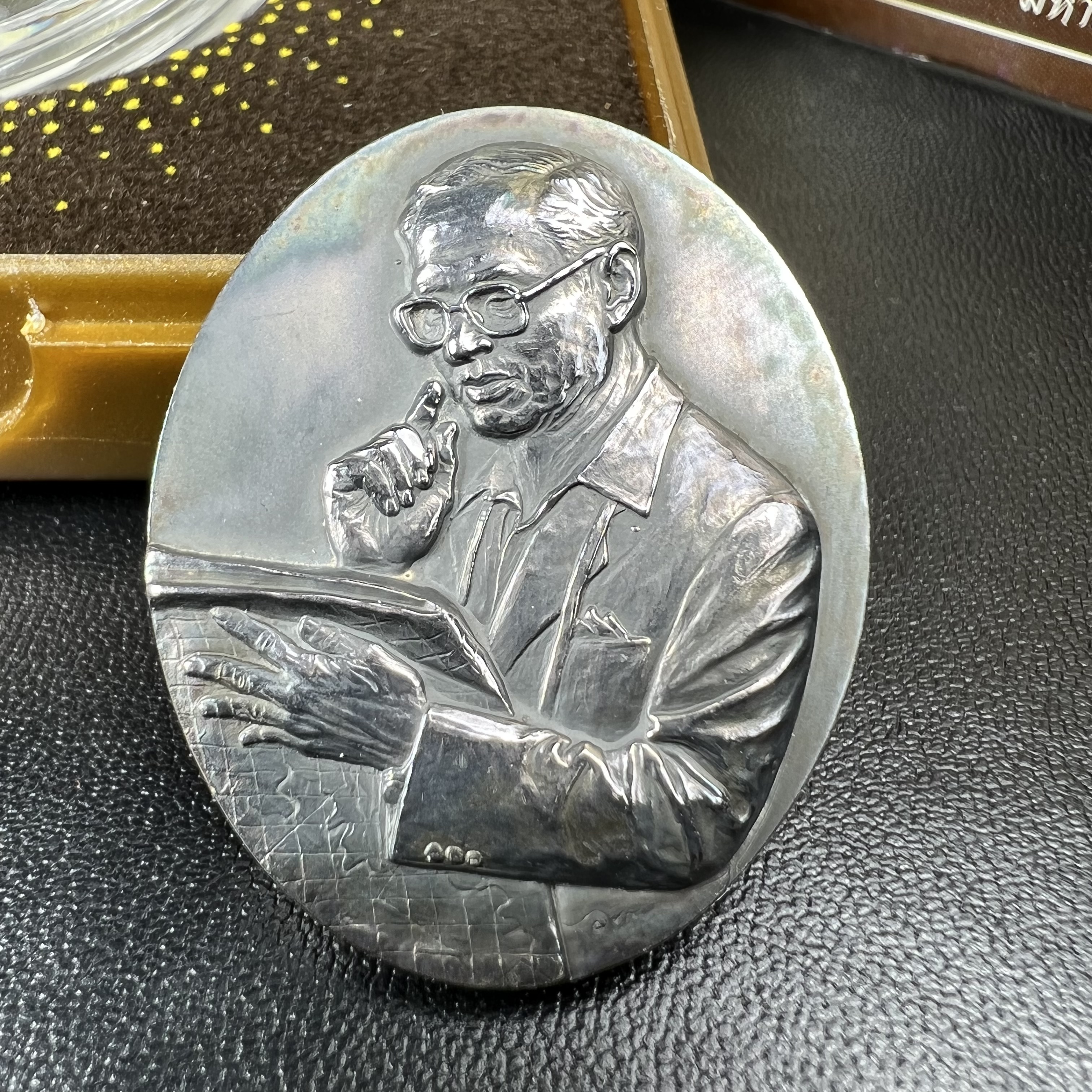 เหรียญรูปหล่อพระบาทสมเด็จพระเจ้าอยู่หัว ในหลวงทรงงาน “รุ่นเย็นศิระเพราะพระบริบาล 80พรรษา มหากษัตริย์คู่แผ่นดินสยาม” พ.ศ.2550 เนื้อเงินรมดำ(ขนาด 27*35 มม.) พร้อมกล่องบรรจุเดิมครบ