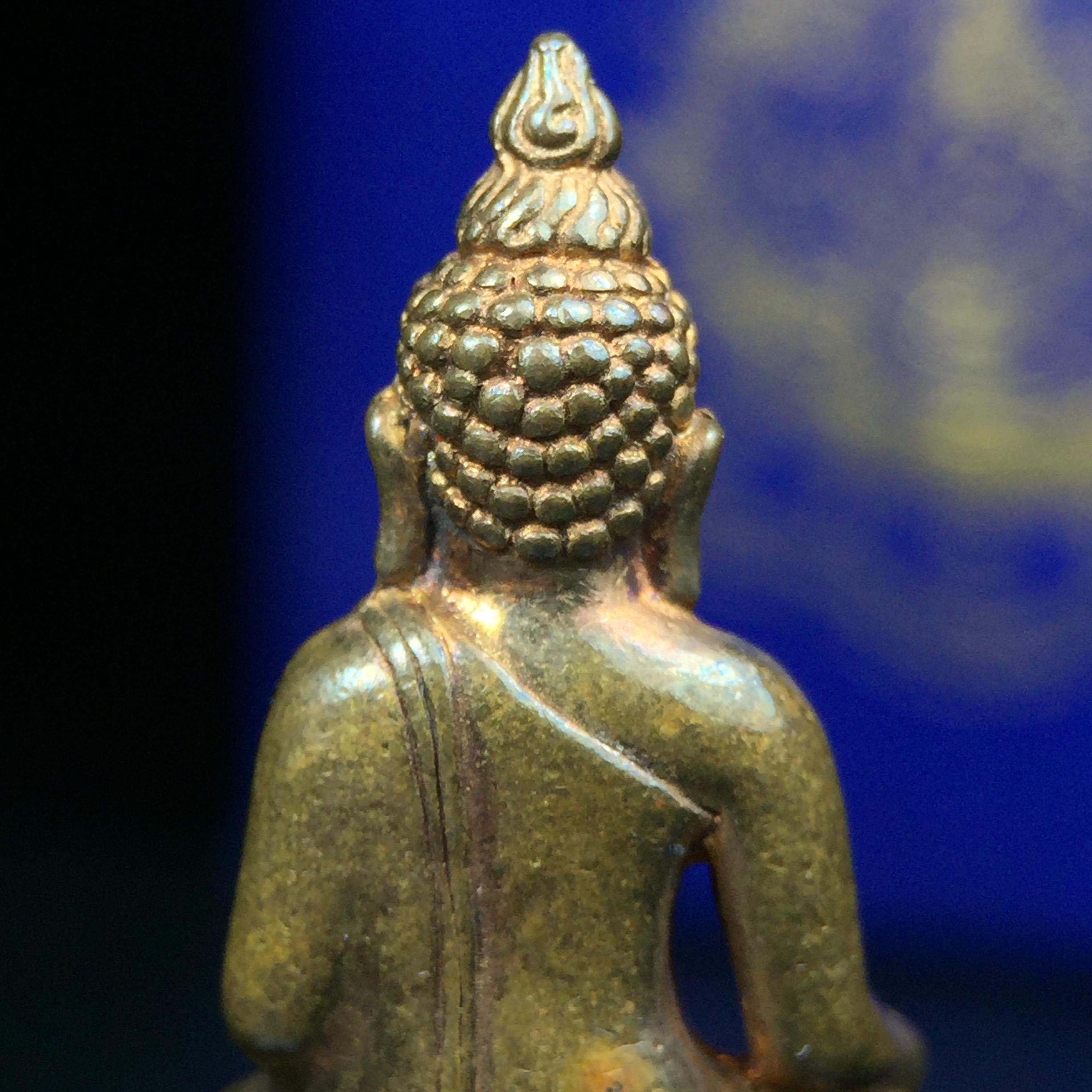 พระกริ่งไพรีพินาศ เฉลิมพระเกียรติ พระบาทสมเด็จพระเจ้าอยู่หัวรัชกาลที่9 พระชนมพรรษา 6 รอบ ปี2542เนื้อสัมฤทธิ์(บรรจุเหล็กไหล)ดีนอก-ดีใน(องค์นี้เป็นเนื้อสัมฤทธิ์ พิเศษกรรมการ ตอก 2 โค๊ต หมายเลข ๒๑๐๓)หายาก