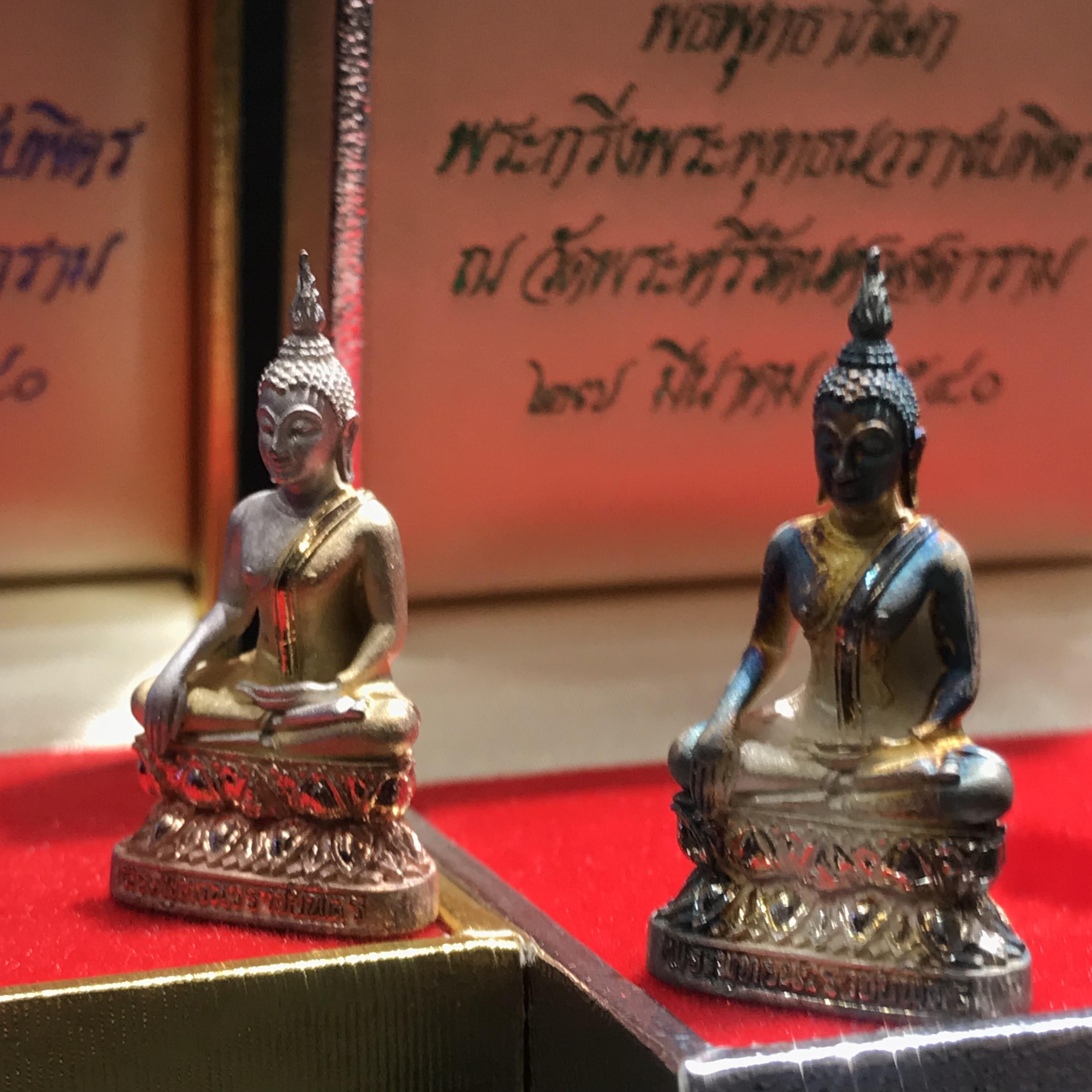 พระกริ่งพระพุทธนวราชบพิตร ปี2540 เนื้อเงินสามกษัตริย์+เนื้อเงินพร้อมกล่องบรรจุเดิม(2องค์)