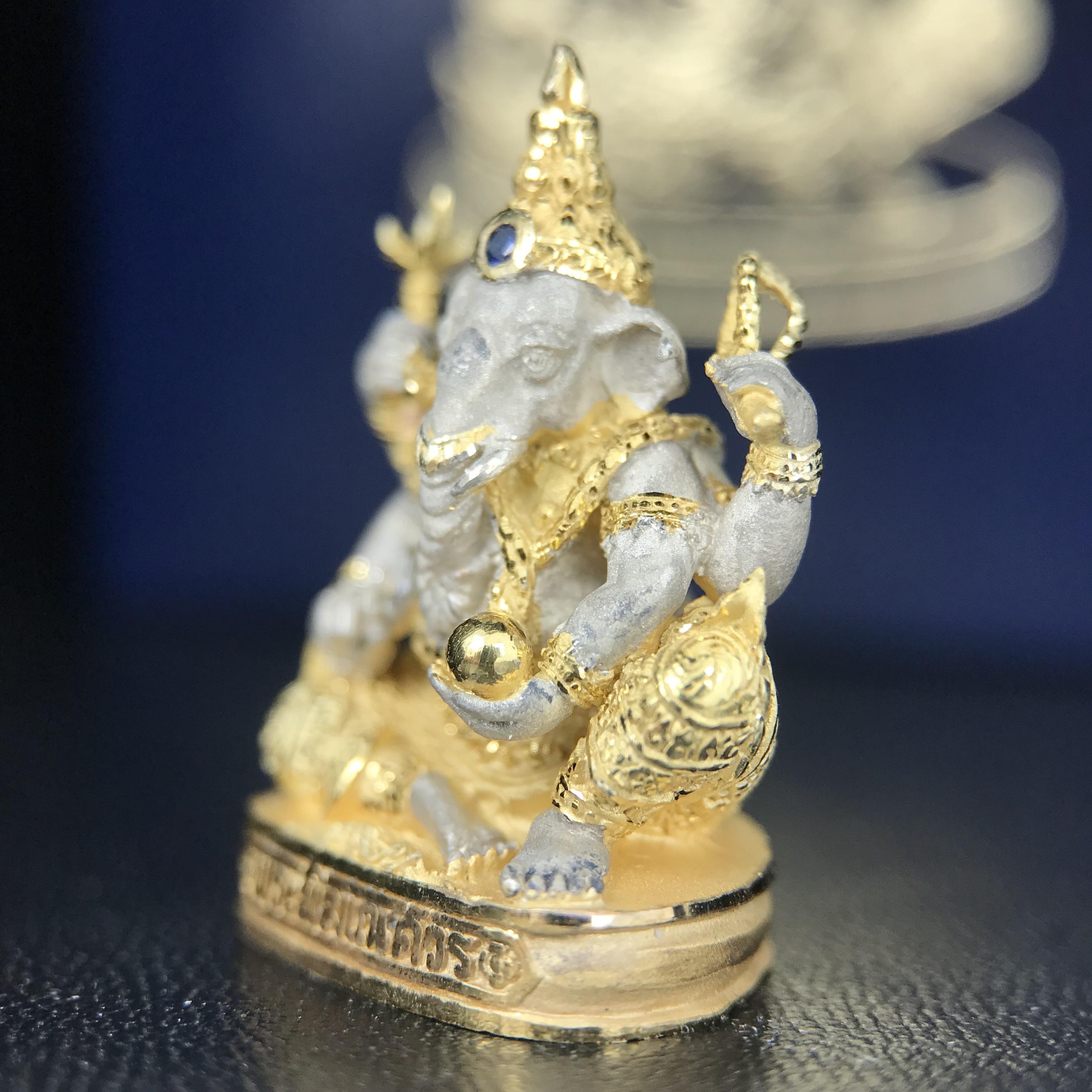 พระพิฆเนศ เทวสถานโบสถ์พราหมณ์ ปี 2539 รูปหล่อลอยองค์พระพิฆเณศวร เนื้อเงินสามกษัตริย์ ฝังพลอยน้ำเงิน(พ่นทรายขัดเงาบางส่วน) พิมพ์ใหญ่ขนาดประมาณ 1.8 * 2.5 ซม. ผลิตโดย บ.แพรนด้า จิวเวลรี่( พิธีใหญ่ พุทธศิลป์งดงาม)อีกหนึ่งรุ่นยอดนิยม (1 ใน 4999 องค์)หายาก