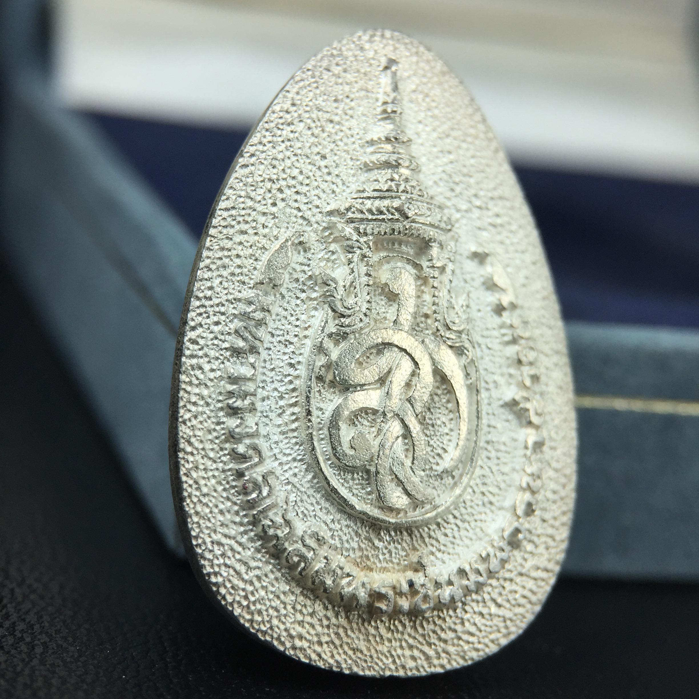 เหรียญพระไพรีพินาศตราสัญลักษณ์ หลัง สก มหามงคลเฉลิมพระชนมพรรษา 5 รอบ ครบ 60 พรรษาพระราชินีในหลวงรัชกาลที่ 9 ปี 2535 วัดบวรนิเวศวิหาร เนื้อเงิน(หมายเลข ๔๒๐)พร้อมกล่องบรรจุเดิมสวยครบ (เนื้อเงินรุ่นนี้พบเจอน้อยมาก)