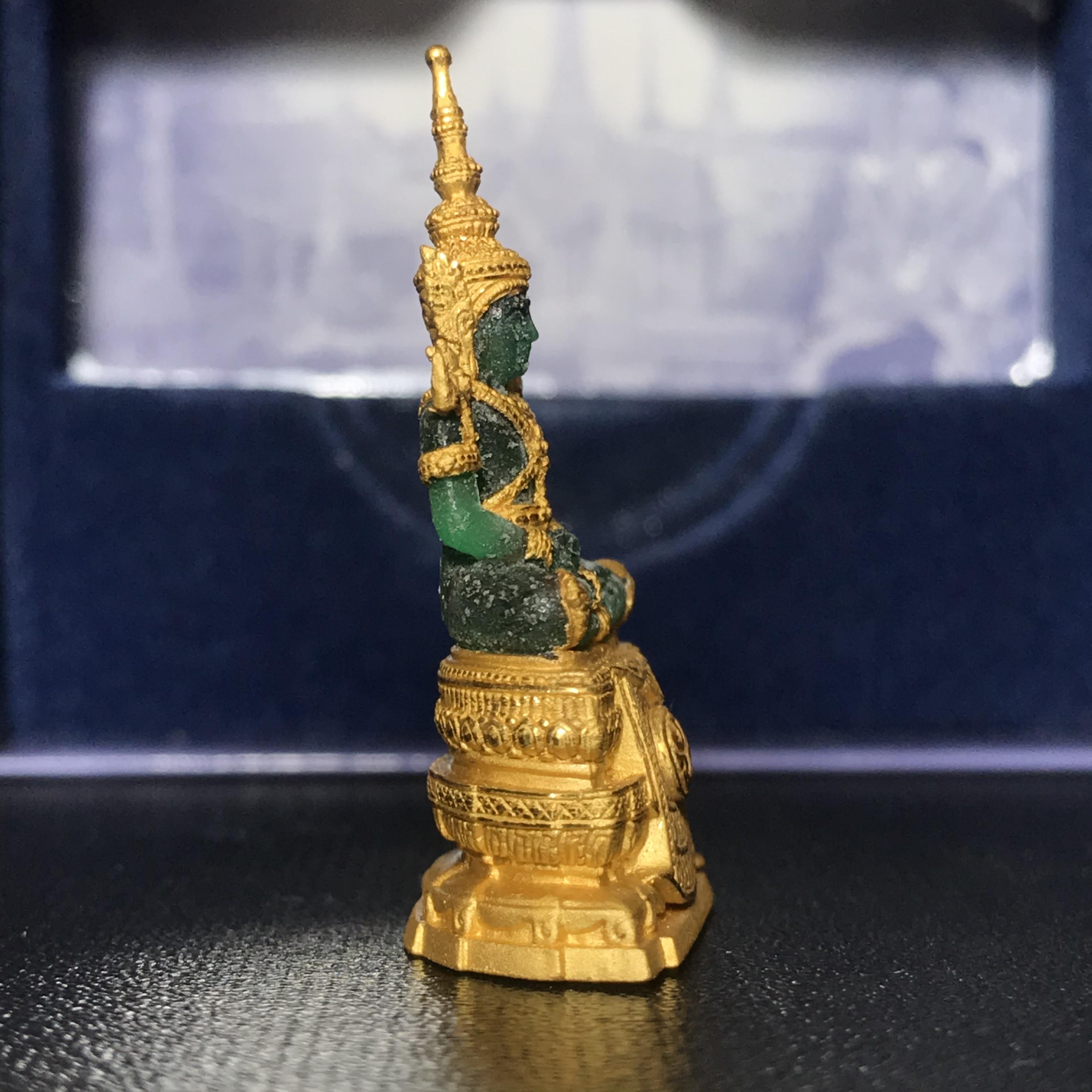 พระแก้วมรกต ภปร. ปี2547 จัดสร้างโดย รพ.ภูมิพลฯ ลอยองค์ หน้าตัก 1/2 นิ้ว เนื้อเรซิ่นหุ้มทองคำ99.99%