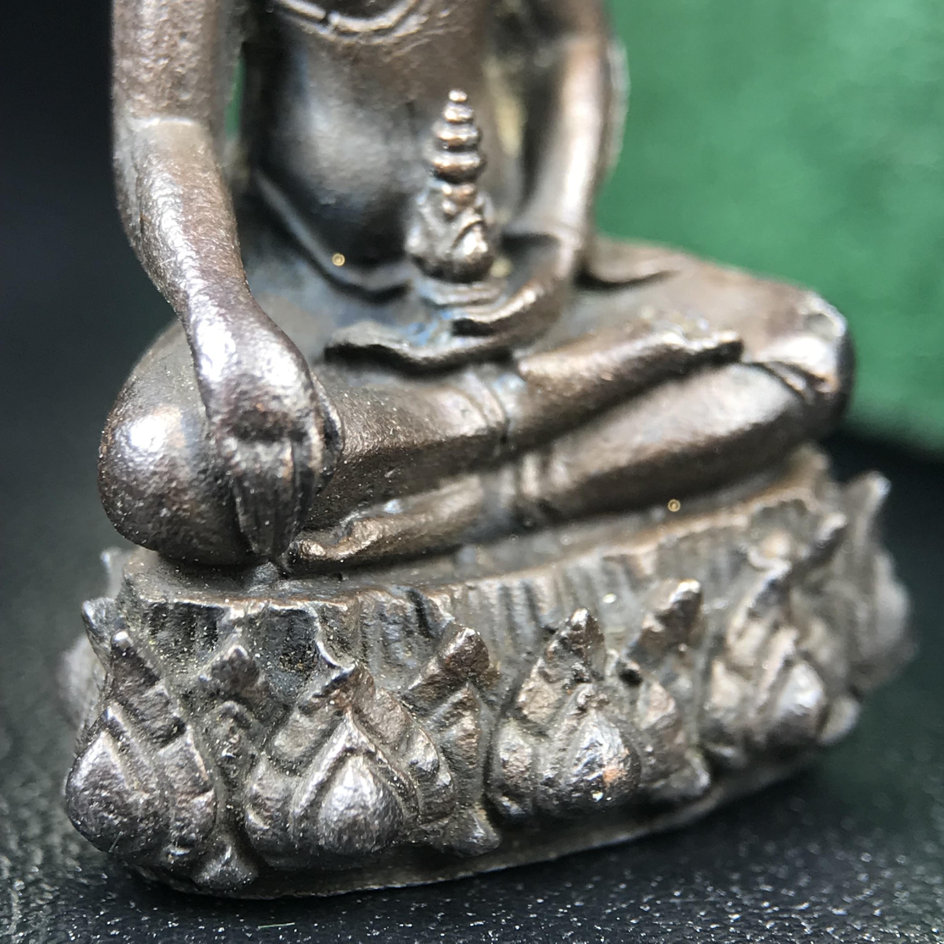 พระกริ่งวาสนา(รุ่นแรก) 80 พรรษา สมเด็จพระสังฆราช (วาสน์) วัดราชบพิธฯ ปี2521 เนื้อนวโลหะ(ตอกโค๊ตพระปิดตา) โดยมีหลวงปู่โต๊ะ วัดประดู่ฉิมพลีร่วมปลุกเสก พร้อมกล่องบรรจุเดิม(รุ่นแรก คอตั้งตรงได้สัดส่วน หายาก)