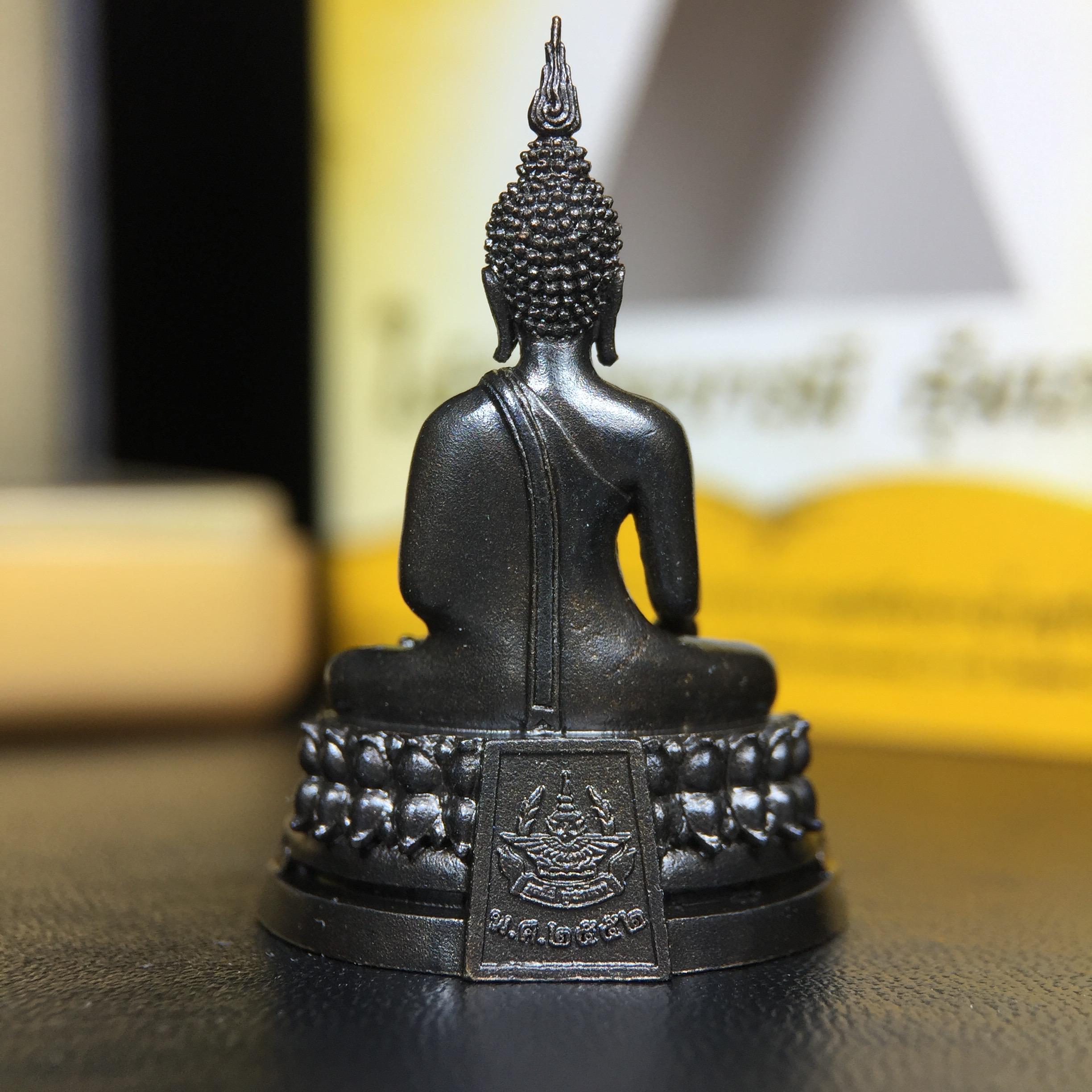 พระพุทธรูปคุ้มเกล้าฯ ภปร.(ใต้ร่มพระบารมี คุ้มเกล้า) 60ปี โรงพยาบาลภูมิพลฯ พ.ศ.2552 เนื้อนวโลหะ รมดำ(พิมพ์ใหญ่ขนาด 35.5*24 มม.)สภาพสวยเดิมพร้อมกล่องบรรจุเดิม ตอกโค๊ดหมายเลขกำกับ