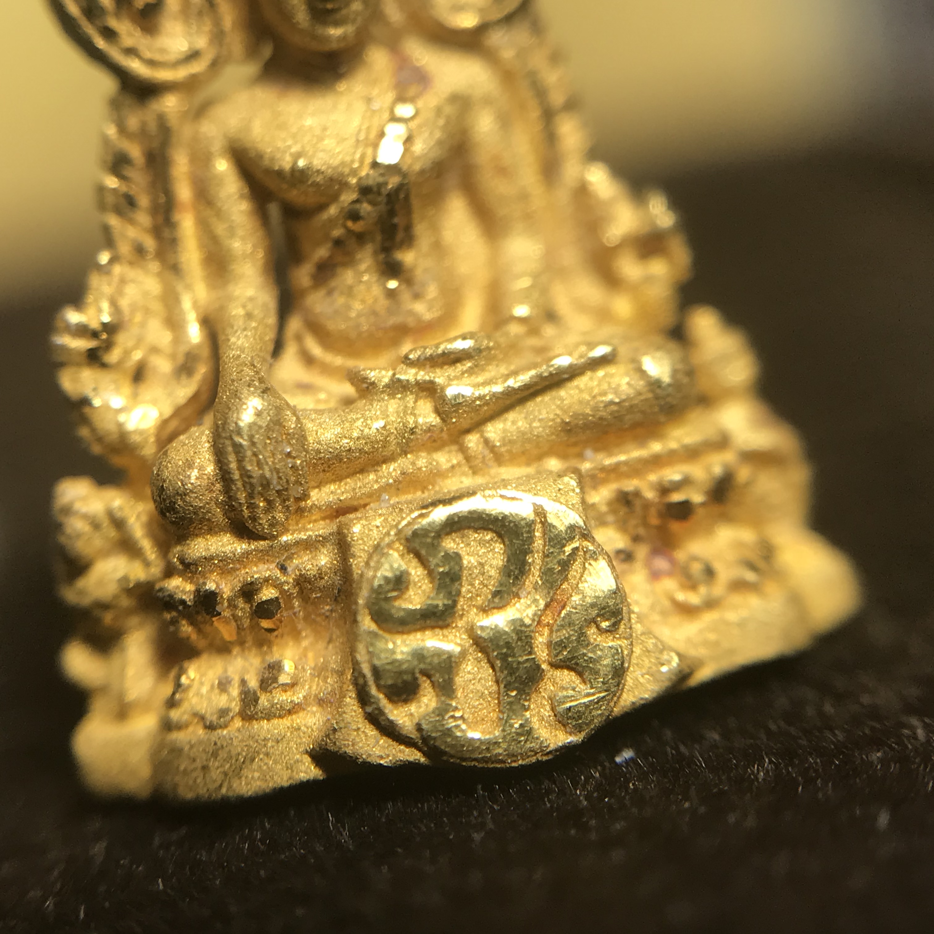 พระพุทธชินราช ภปร. โครงการ "เพราะแผ่นดินนี้ คือ แผ่นดินเกิด" ปี2548(รุ่นแรก) ลอยองค์ หน้าตัก 1/4 นิ้ว เนื้อทองคำบริสุทธิ์ 96.5% (น้ำหนัก 2.5 กรัม)