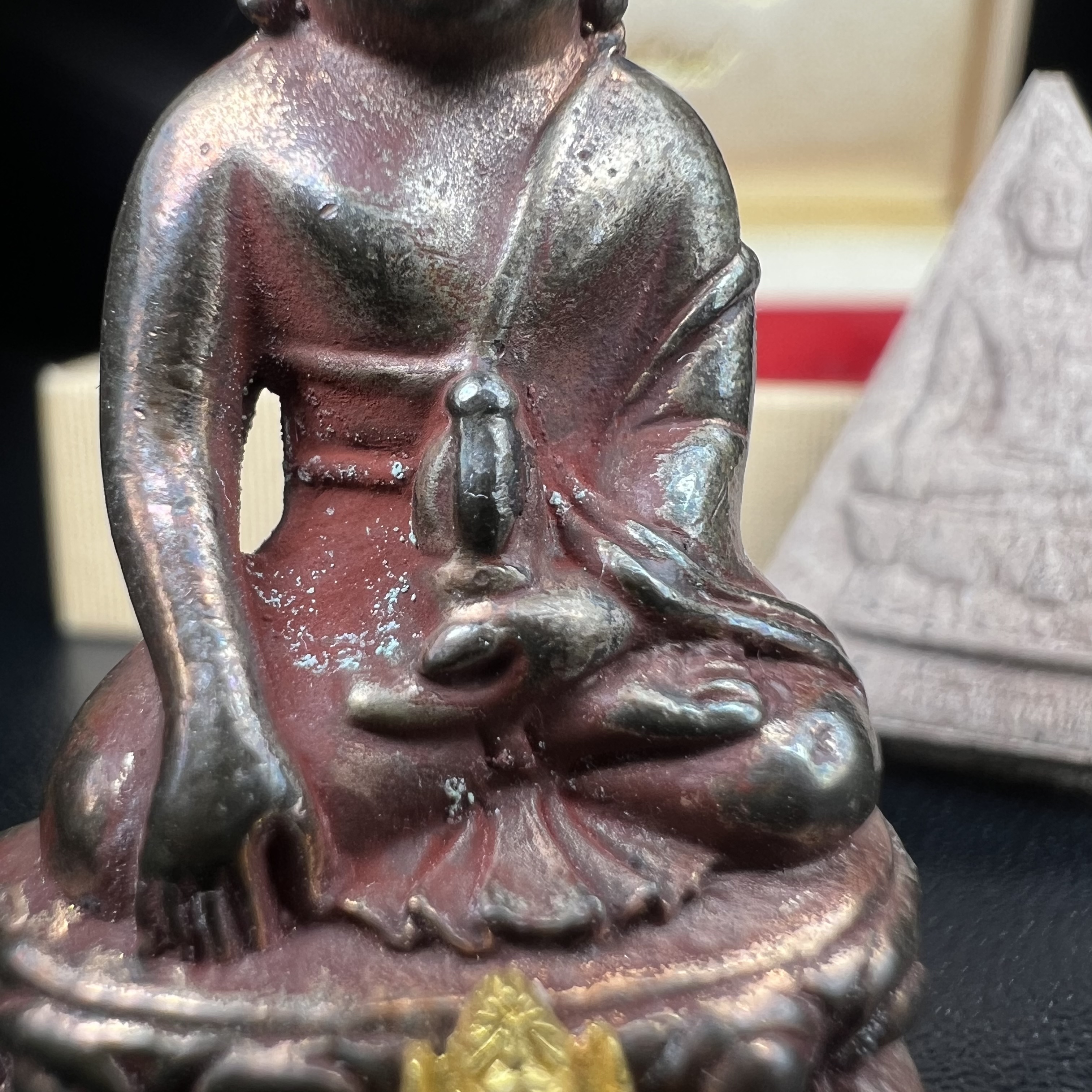 พระกริ่งเจริญโภคทรัพย์ พระพิมพ์จิตรลดา ที่ระลึกโครงการหลวง ปี 2539 ฉลองครองราชสมบัติครบ 50 ปี รัชกาลที่ 9 ตรากาญจนาภิเษกทองคำ(เนื้อทองคำแท้)(ชุดกรรมการหายาก)(สภาพผิวยาขัดแดงๆติดเต็มๆสวยเดิม ผิวแบบนี้พบเจอน้อย))(1ใน1999ชุด)