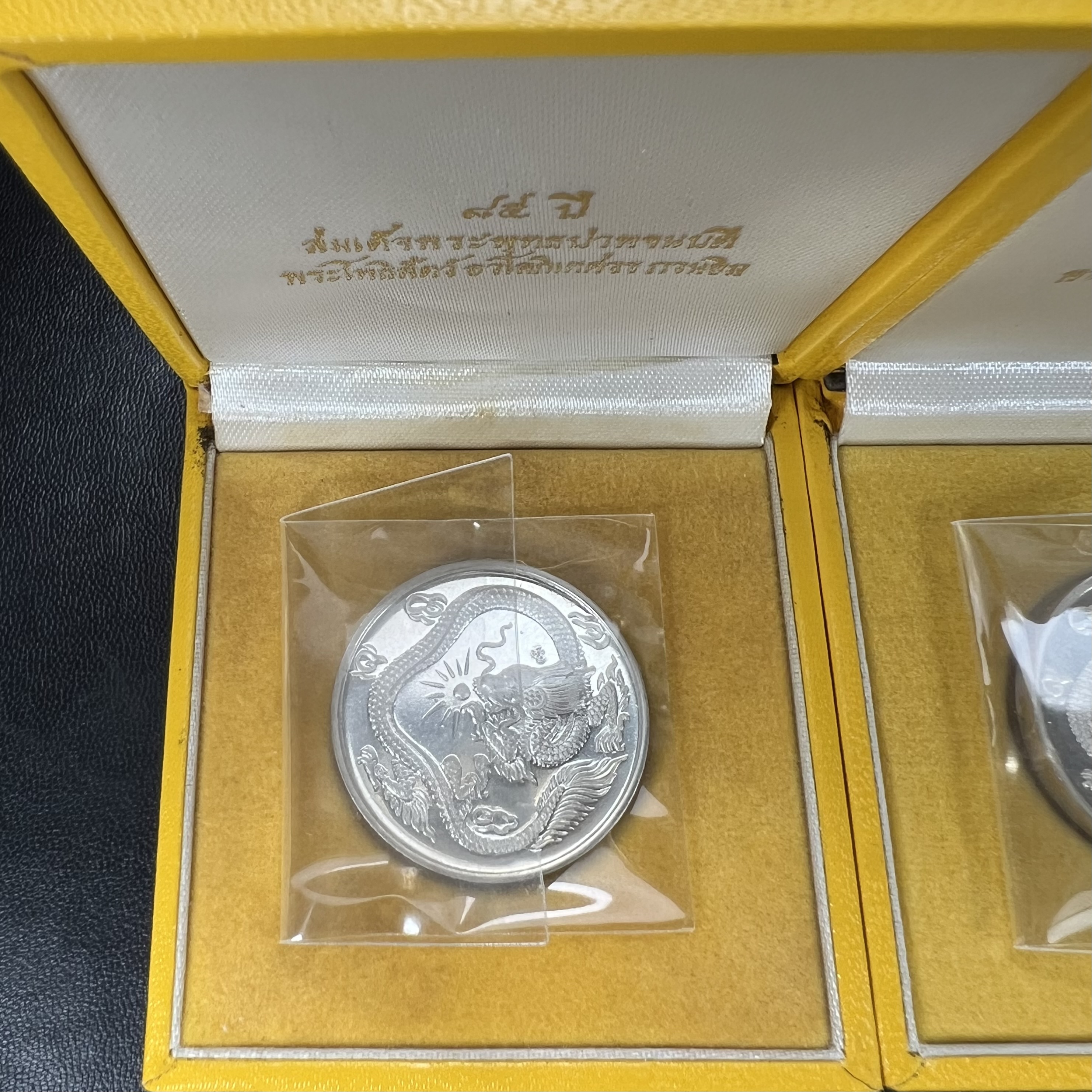 เหรียญพระโพธิสัตว์ อวโลกิเตศวร กวนอิม หลังมังกรเล่นแก้ว วัดราชบพิธสถิตมหาสีมาราม ปี 2536 เนื้อเงิน(ขัดเงาผิวกระจก) ขนาด 3 ซม. ตอกโค๊ตขอบเหรียญ ปลุกเสกพิธีใหญ่ พร้อมกล่องบรรจุเดิมครบ สภาพสวย