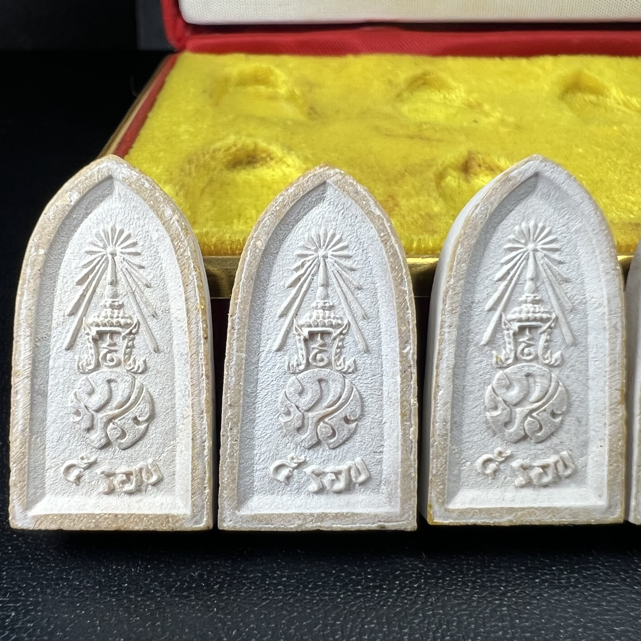 พระไพรีพินาศ ภปร. ครบ 5 รอบ ร.9 ปี 2530(เนื้อผงพิมพ์ใหญ่) ชุดกรรมการ บรรจุจำนวน 10 องค์ ในกล่อง ตราสัญลักษณ์ ภปร.(ในหลวงรัชกาลที่9เสด็จในพิธีเจิมพระสุหร่าย)พระดี พิธีใหญ่ ประกอบพิธีพุทธาภิเษกพร้อมกับพิธีพระกริ่งปวเรศ ปี2530 วัดบวรนิเวศวิหาร(1 ใน 15 ชุด)