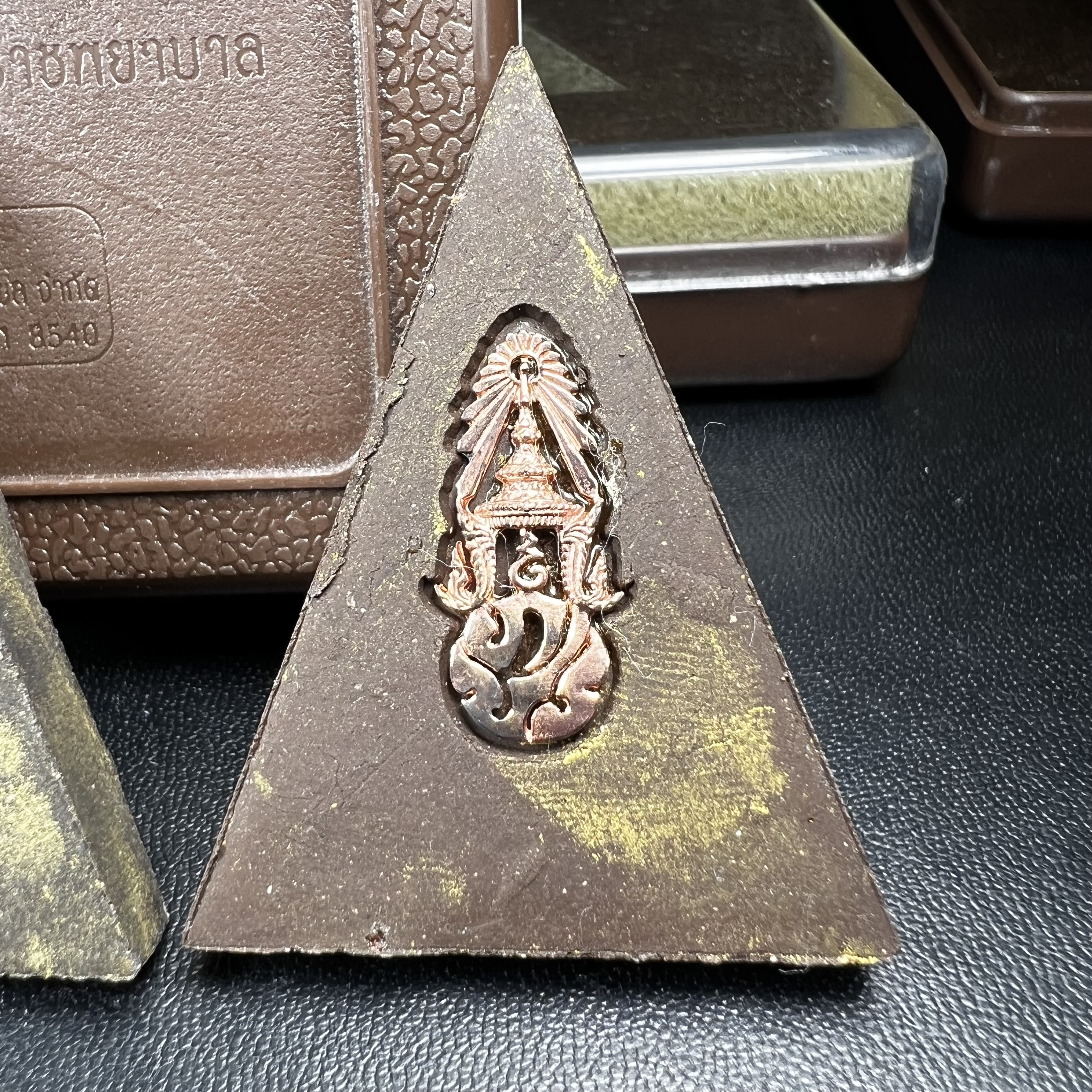 พระพุทธชินราช ภปร. โครงการ "เพราะแผ่นดินนี้ คือ แผ่นดินเกิด" ปี 2548(รุ่นแรก) พระผงหลัง ภ.ป.ร. (ทองคำ(หนัก 1.1 กรัม)+เงิน+ทองแดง(ครบชุดรวม 3 องค์) (พระราชทานเส้นพระเจ้า (เส้นผม)และมวลสารจิตรลดา)