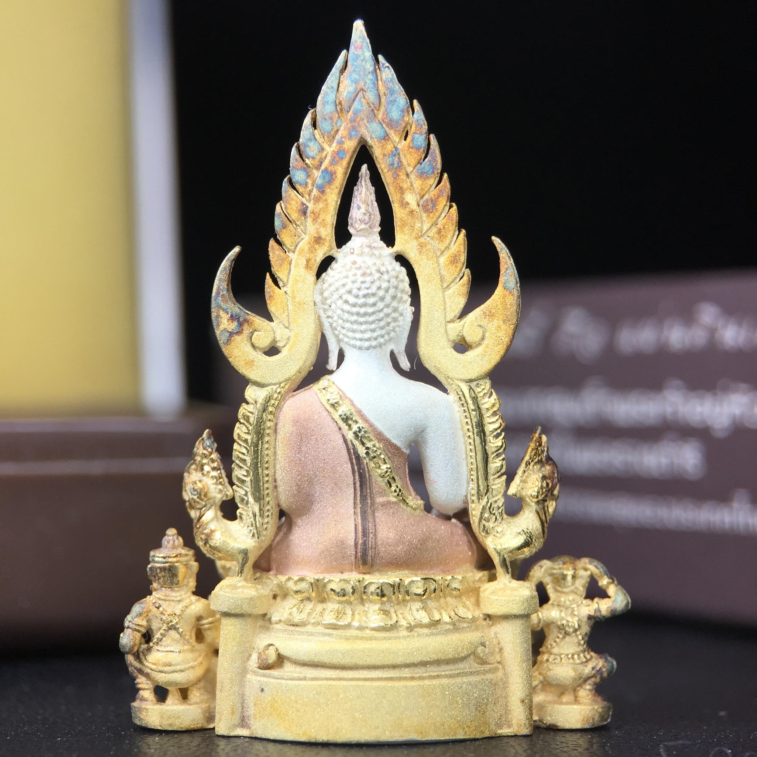 พระพุทธชินราช ภปร. โครงการ "เพราะแผ่นดินนี้ คือ แผ่นดินเกิด" ปี2548(รุ่นแรก) ลอยองค์ หน้าตัก 1/2 นิ้ว เนื้อเงินสามกษัตริย์(ผิวเดิมติดรุ้งๆสวยดีมีเสน่ห์) พุทธศิลป์งดงามทรงคุณค่า รุ่นยอดนิยม