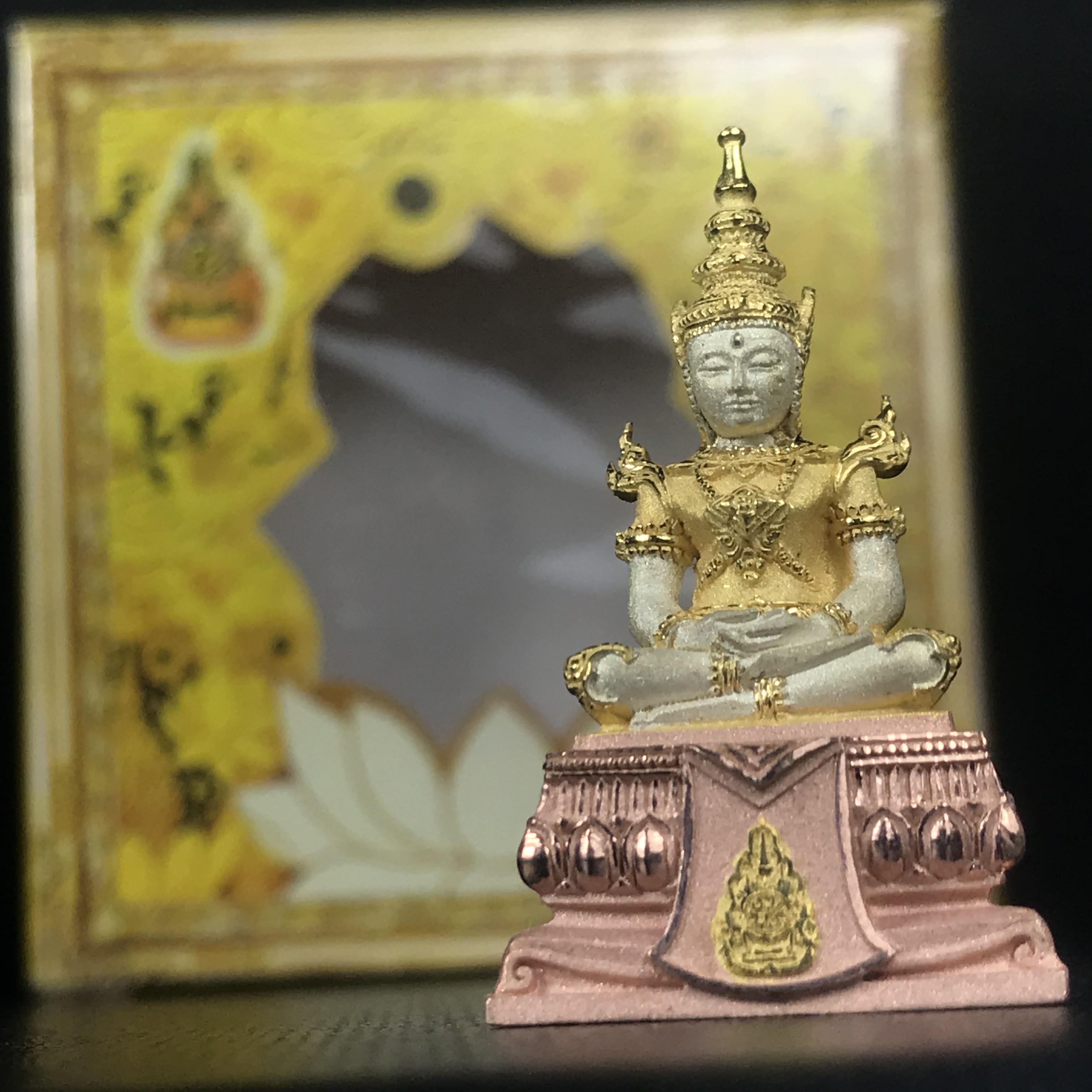 พระแก้วมรกต(จำลอง)ลอยองค์ ขนาดหน้าตัก 1/2 นิ้ว ทรงเครื่องฤดูร้อน เนื้อเงินสามกษัตริย์ ตราสัญลักษณ์ฉลองสิริราชสมบัติ ครบ 60 ปี พ.ศ.2549(สภาพสวย ครบ สมบูรณ์))