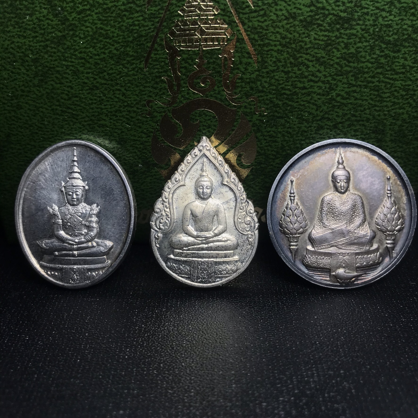 เหรียญพระแก้วมรกตหลัง ภปร ฉลองกรุงรัตนโกสินทร์ครบ 200 ปี พ.ศ.2525 เนื้อเงินกล่องบรรจุเดิมครบ3พิมพ์(บล็อกพระราชศรัธา)(ในหลวงรัชกาลที่9 เสด็จในพิธี)