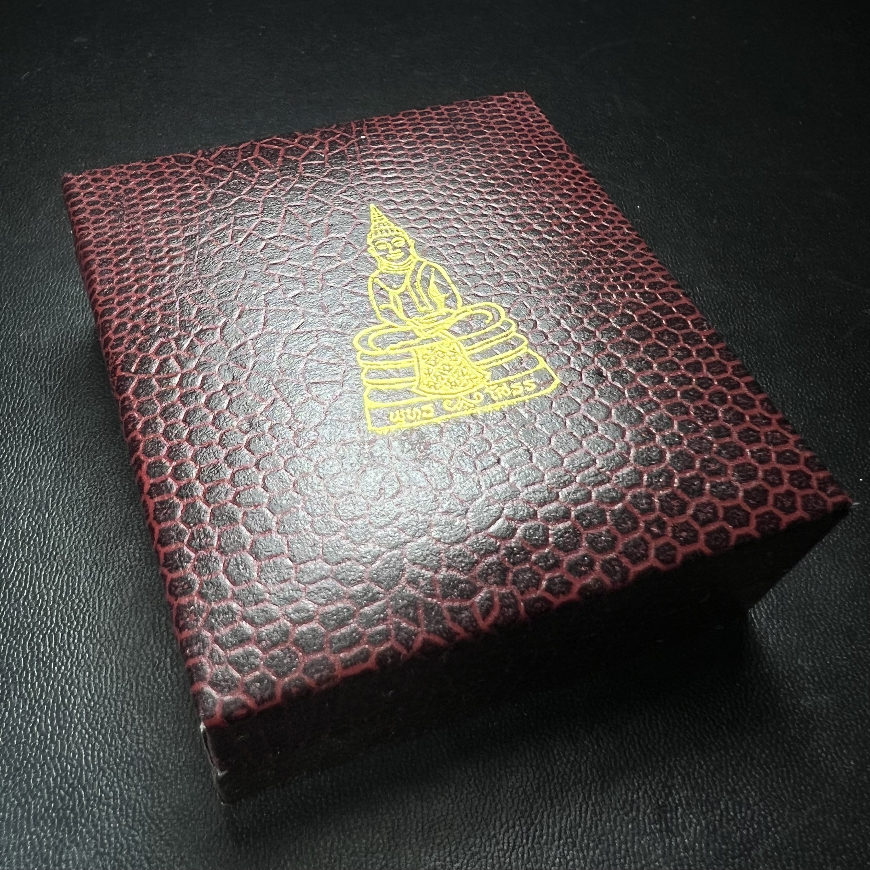 พระพุทธโสธร(หลวงพ่อโสธร) รุ่นสร้างอุโบสถ ปี2539 เนื้อเงินทรายนวลขัดเงาบางส่วน ลอยองค์พิมพ์ใหญ่ สภาพสวยกล่องบรรจุเดิมครบสมบูรณ์(งานแพรนด้า จิวเวลรี่)สวยงดงาม