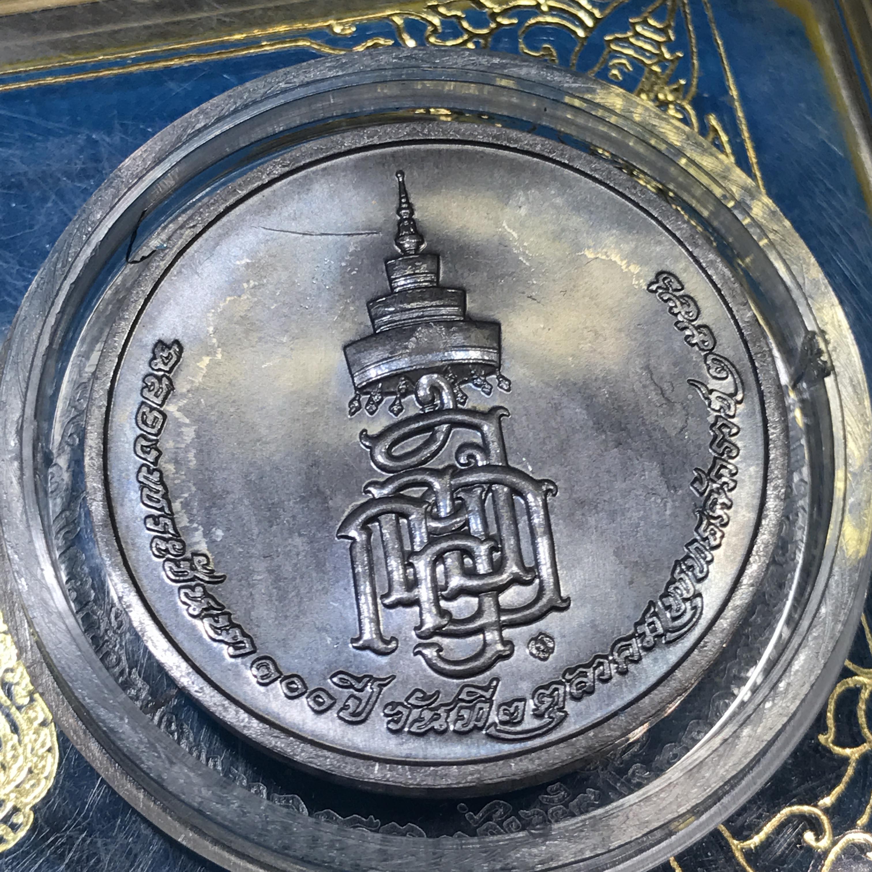 เหรียญพระรูปเหมือน+พระไพรีพินาศ ฉลองพระชันษา 100 ปี สิ่งมงคลสักการะที่ระลึกงานฉลองพระชันษา 100 ปี สมเด็จพระญาณสังวร สมเด็จพระสังฆราช สกลมหาสังฆปรินายก วันที่ 3 ตุลาคม พุทธศักราช 2556