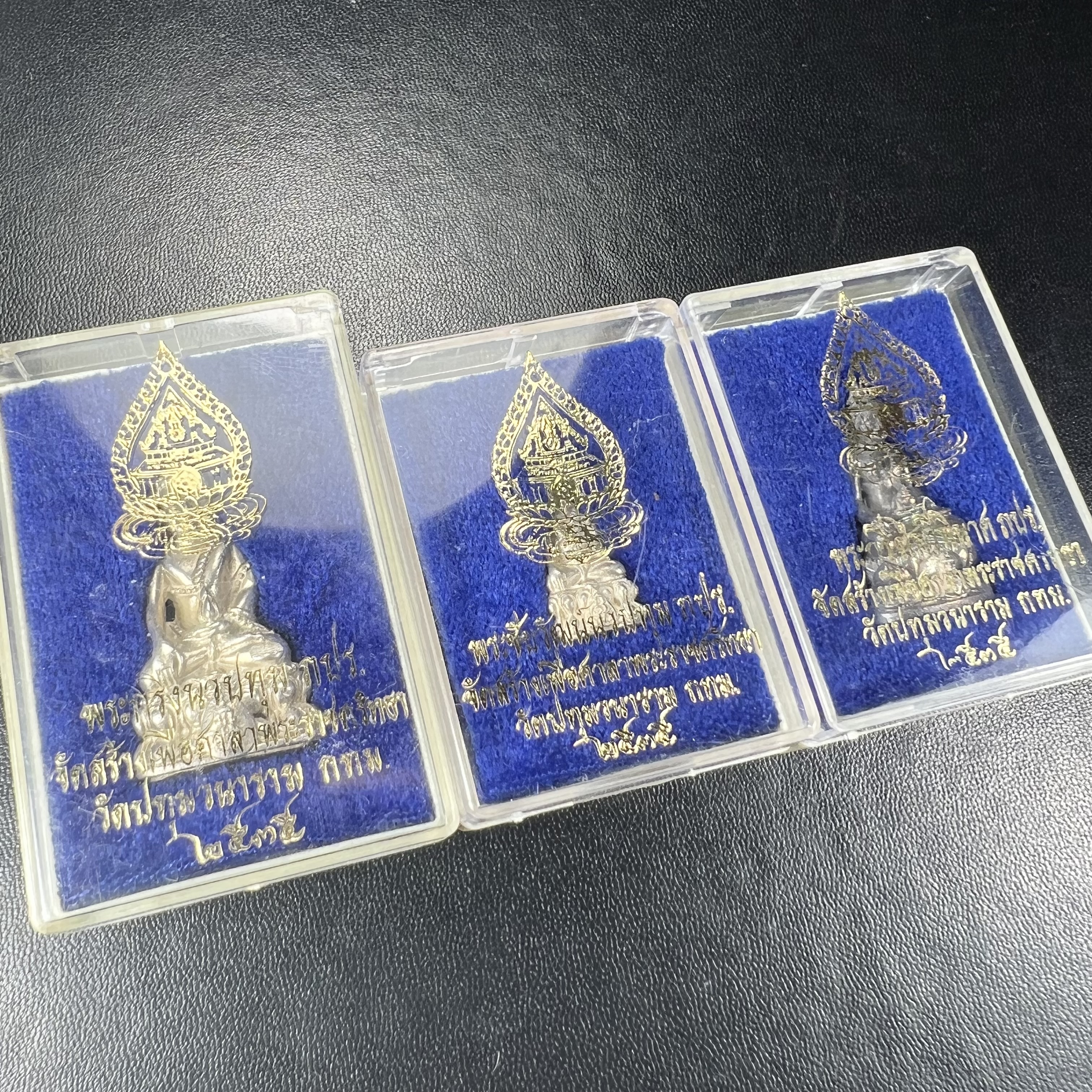 พระกริ่งนวปทุม ภปร.-พระชัยวัฒน์นวปทุม ภปร.-พระกริ่งไพรีพินาศ ภปร. รุ่นแรก วัดปทุมวนาราม ครบชุดเนื้อเงิน ปี2535(ในหลวงรัชกาลที่9เสด็จเททอง)(1ใน3000องค์)หายาก***เก็บทีเดียวครบชุดไปเลยรุ่นนี้ แนะนำ....ตอนนี้หายากแล้ว***