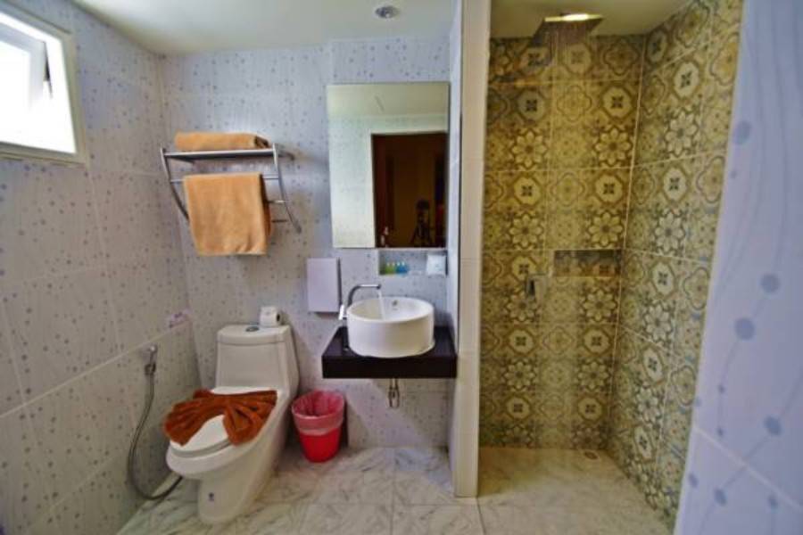 For Sale : Patong, Luxury Patong Resort , 45 Rooms, 10 floors with Swimming pool.