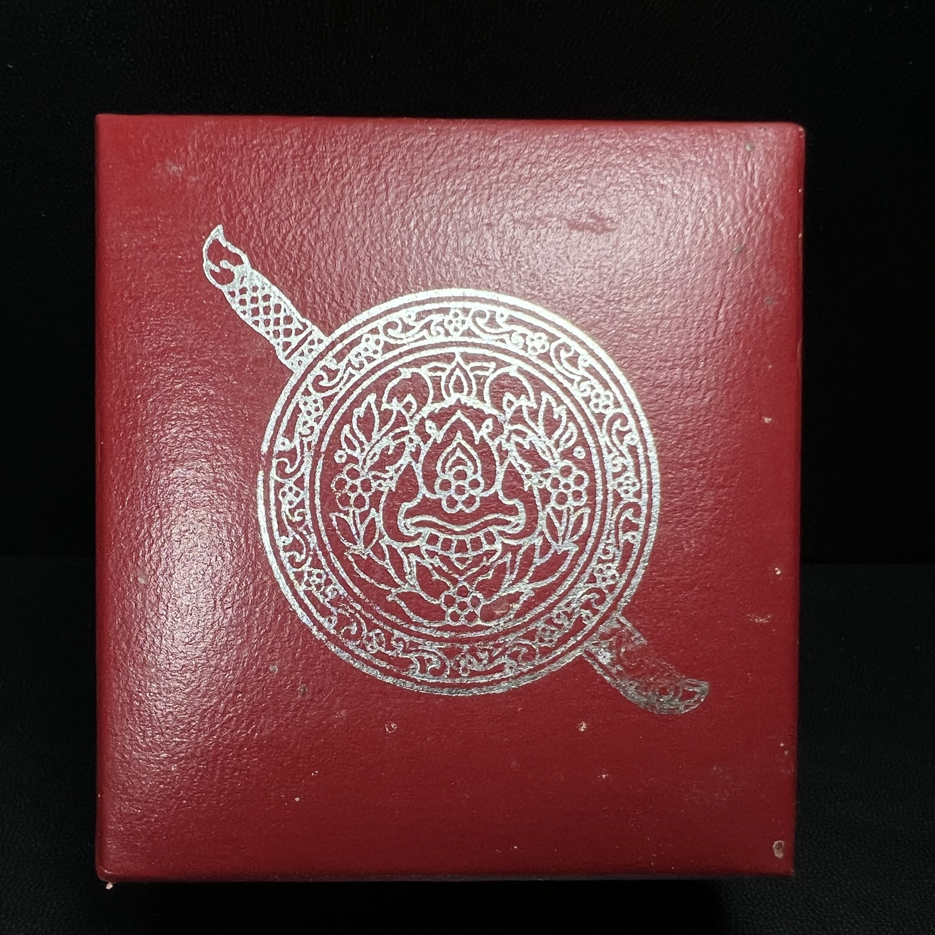 พระพุทธโสธร รุ่นประวติศาสตร์ 80 ปี กรมตำรวจ ปี 2538 เนื้อเงินประกายเพชร(เงินพ่นทราย)พิมพ์ใหญ่ 3.2 ซม. พร้อมกล่องบรรจุเดิม(พระดีพิธีใหญ่ รุ่นยอดนิยม)