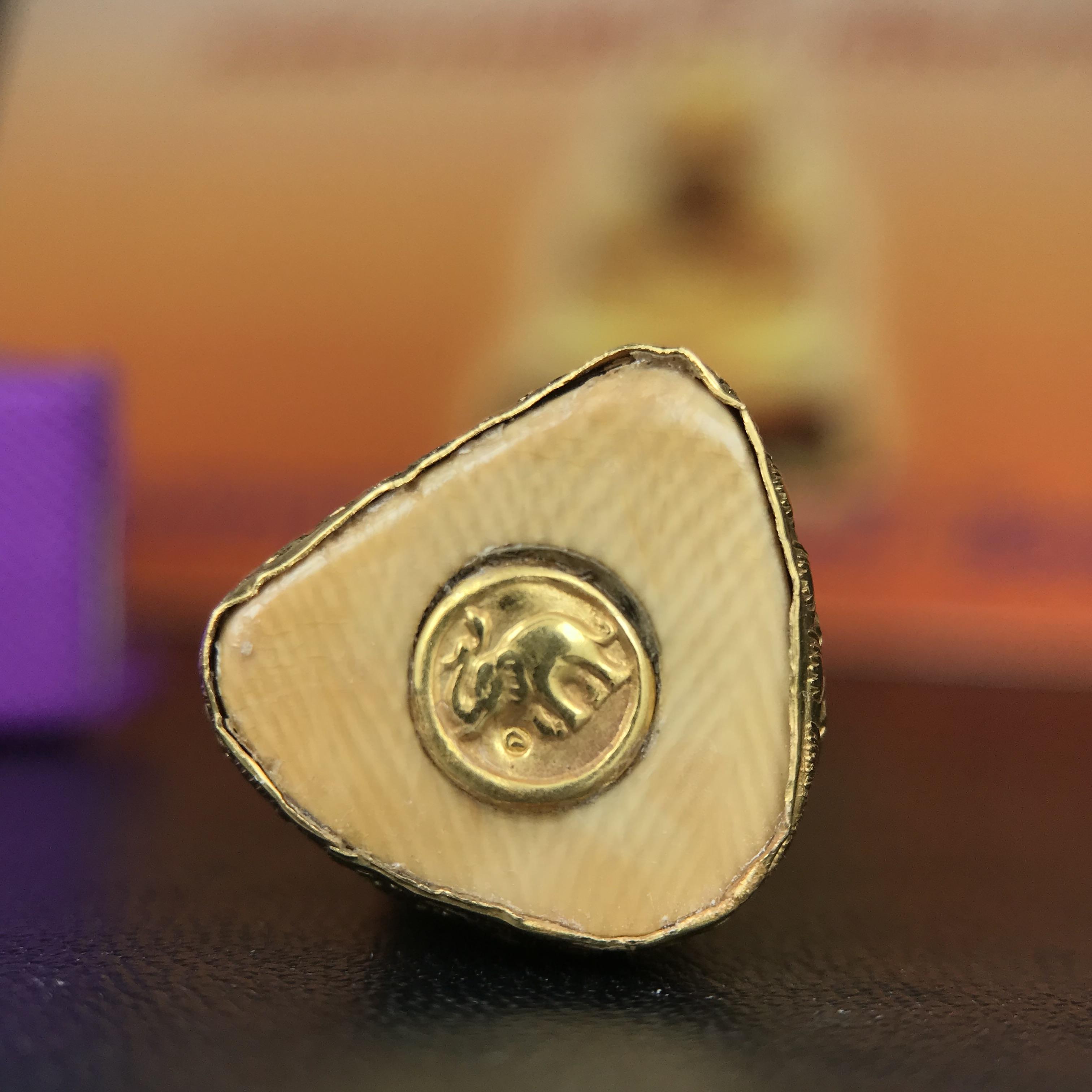 สมเด็จหลวงพ่อทวด รุ่นคชสารหมื่นปี (ศิลปาชีพ) วัดช้างให้ ปี 2541โดยมีท่าน อ.นอง วัดทรายขาว เป็นเจ้าพิธี และมีเกจิร่วมปลุกเสก 108 รูป บรรจุผงว่านเก่าและดินกากยายักษ์(พิมพ์ลอยองค์ฐานทองคำโค๊ตทองคำ)พร้อมกล่องบรรจุและใบรับรองเดิมครบ นิยมหายาก