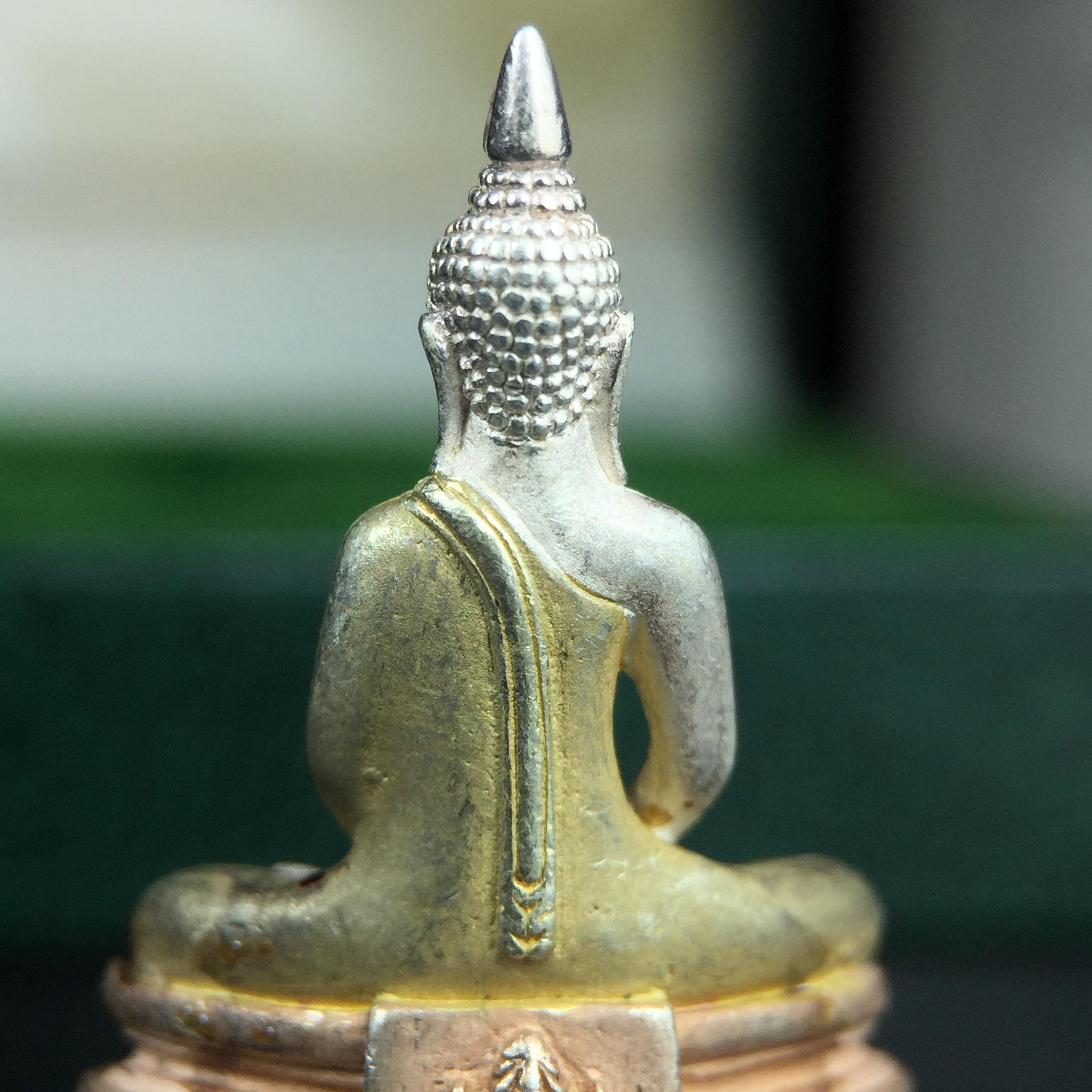 พระพุทธโสธร ภปร. รุ่นย้อนยุค สร้างพระอุโบสถ สมาคมชาวฉะเชิงเทรา จัดสร้าง ปี 2539 วโรกาสครองสิริราชสมบัติครบ 50 ปี เนื้อเงินสามกษัตริย์ทรายนวลขัดเงาบางส่วน(ผิวเดิม) พร้อมกล่องบรรจุและใบรับรองเดิม