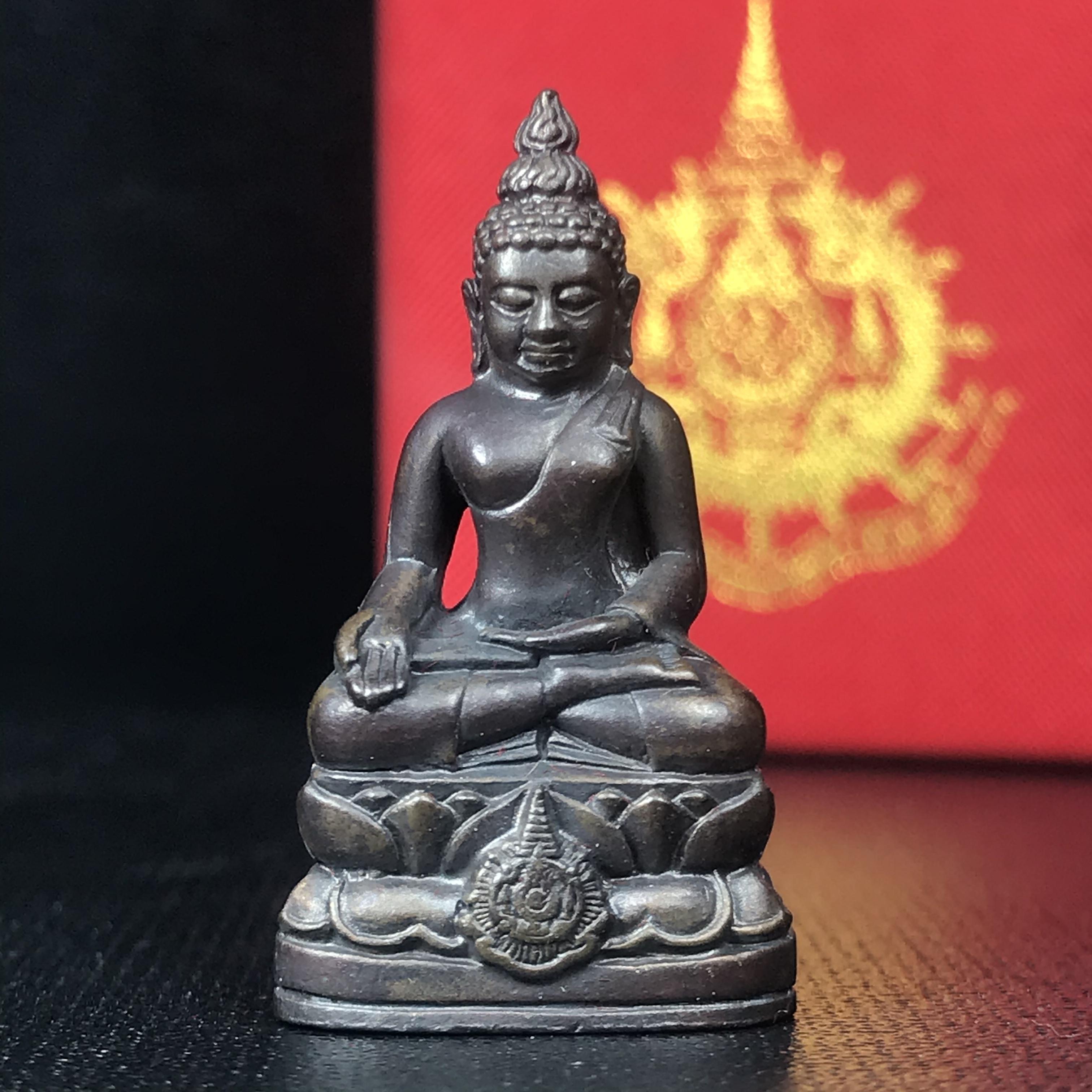 พระกริ่งไพรีพินาศ เฉลิมพระเกียรติ พระบาทสมเด็จพระเจ้าอยู่หัวรัชกาลที่9 พระชนมพรรษา 6 รอบ ปี2542 เนื้อนวโลหะผสมทองคำ(บรรจุเหล็กไหล)ดีนอก-ดีใน