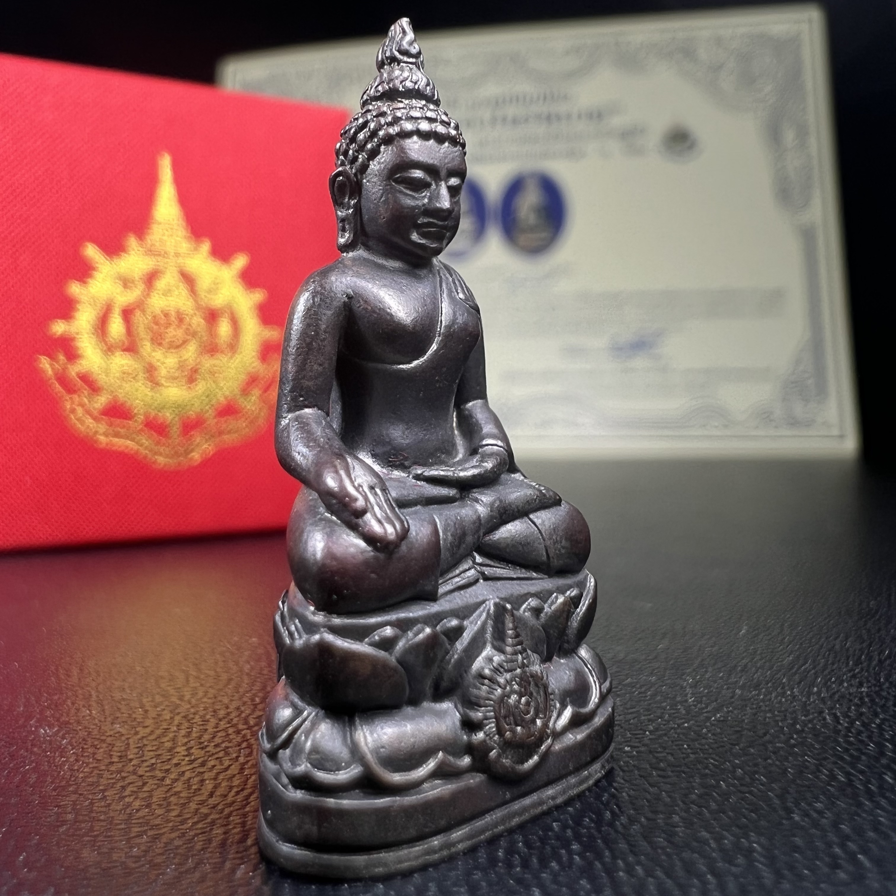 พระกริ่งไพรีพินาศ เฉลิมพระเกียรติ พระบาทสมเด็จพระเจ้าอยู่หัวรัชกาลที่9 พระชนมพรรษา 6 รอบ ปี2542 เนื้อนวโลหะผสมทองคำ(บรรจุเหล็กไหล)ดีนอก-ดีใน***องค์นี้สภาพสวยครบสมบูรณ์ มาพร้อมกล่องเดิมและใบรับรองจากผู้จัดสร้างแบบนี้หายากมาก***