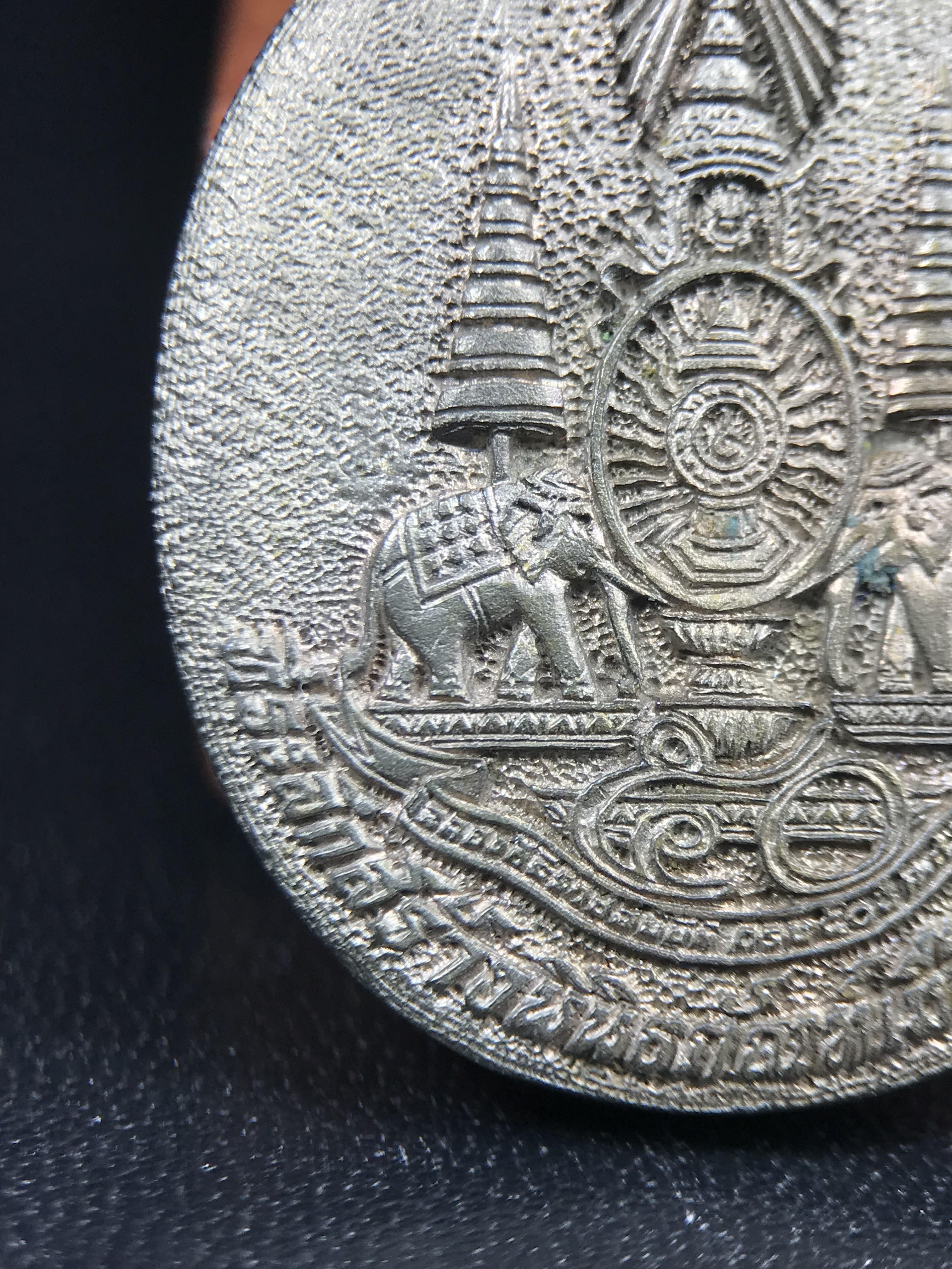 เหรียญรูปเหมือนพระญาณวิทยาคมเถร (หลวงพ่อคูณ ปริสุทโธ)ชุดกาญจนาภิเษกครองราชย์ครบ 50 ปี วัดบวรนิเวศวิหาร ปี 2538 เหรียญหล่อเนื้อนวโลหะ(พิเศษกรรมการมีรอยจาร ตอกโค๊ดหมายเลข ๓๒๗)(หายากพบเจอน้อยมาก)(พร้อมกล่องบรรจุเดิมลายไม้สีน้ำตาลมีตรากาญจนา) พิธีใหญ่