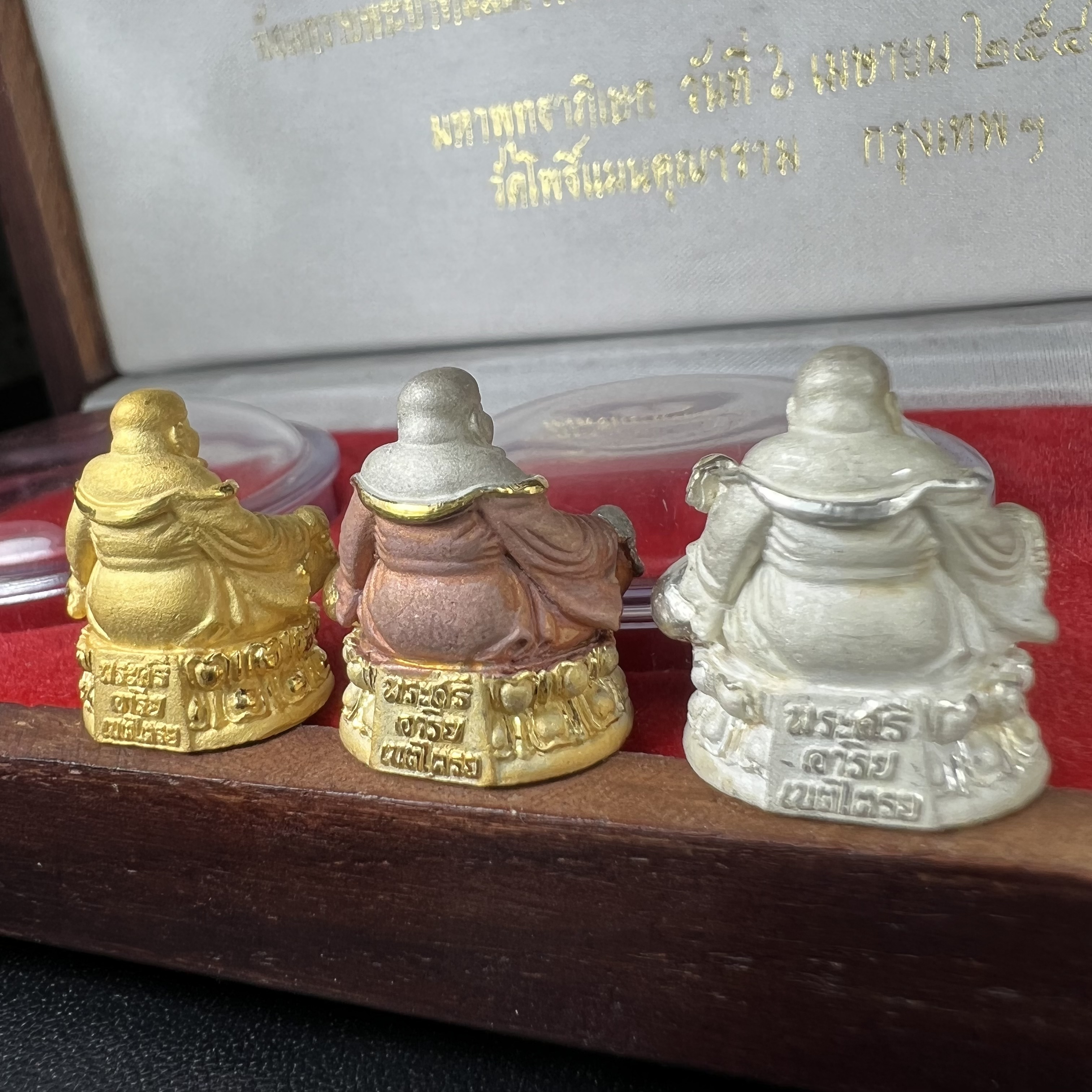 รูปหล่อลอยองค์ พระศรีอริยะเมตตรัยโพธิสัตว์(พระสังกัจจายน์)ชุดทองคำ(เนื้อทองคำ(15.44 กรัม)+เนื้อเงินสามกษัตริย์+เนื้อเงิน) โครงการสร้าง พระศรีอริยะเมตตรัยมหาโพธิสัตว์ น้อมถวายพระบาทสมเด็จพระเจ้าอยู่หัว ทรงครองศิริราชสมบัติครบ 50 ปี วัดโพธิ์แมนคุณาราม