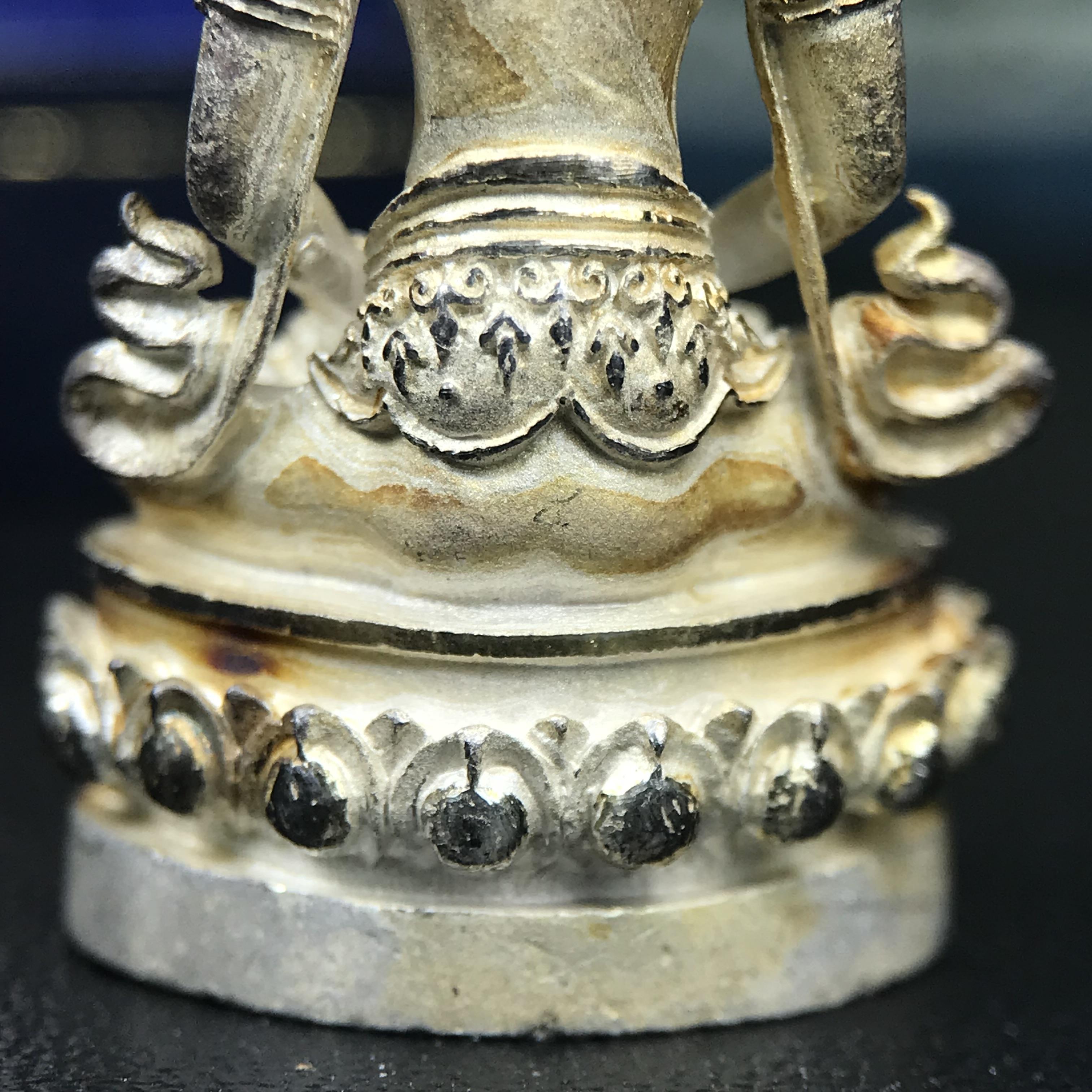 พระกริ่งอวโลกิเตศวร ( เจ้าแม่กวนอิม ) วัดโพธิ์แมนคุณาราม รุ่นอุดมโภคทรัพย์ พ.ศ.2539 เนื้อเงินพ่นทราย(ผิวเดิม ขึ้นสีรุ้งธรรมชาติ แบบนิยม เสน่ห์ของพระเนื้อเงิน) (พร้อมกล่องบรรจุการ์ดใบรับรองเดิมครบ)(อีกหนึ่งรุ่นยอดนิยม พุทธศิลป์สวยงดงาม)หายาก 1 ใน 5000 องค์