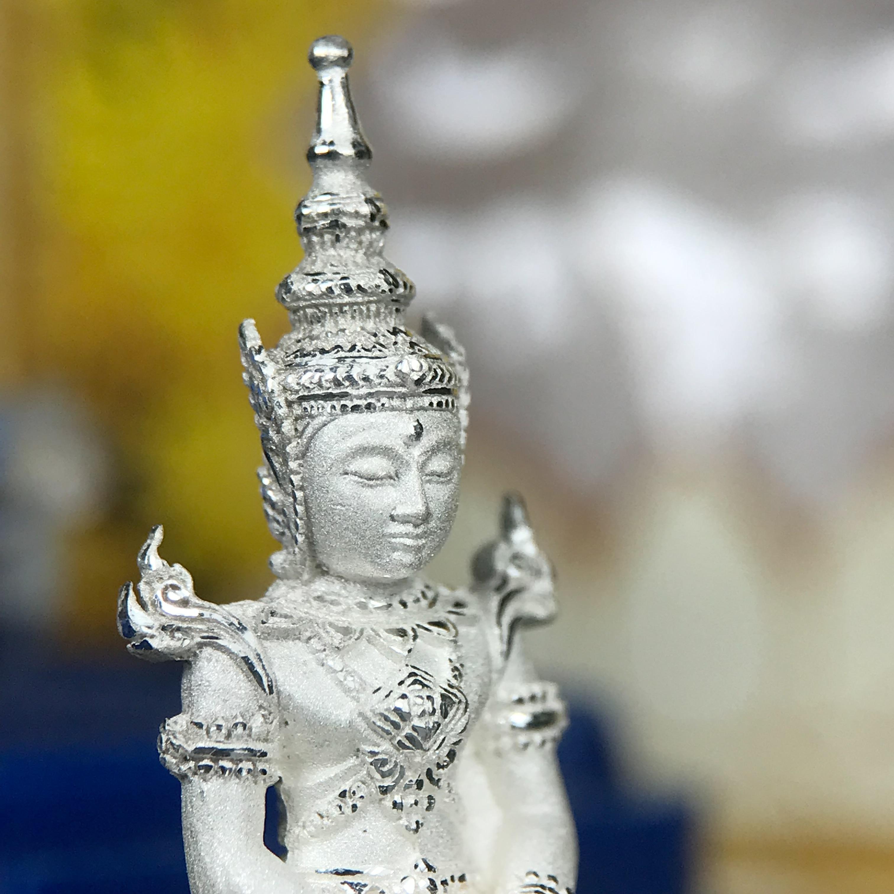 พระแก้วมรกต ทรงเครื่องฤดูร้อน พระราชทานประดิษฐานตราสัญลักษณ์ฉลองสิริราชสมบัติ ครบ 60 ปี ในหลวงรัชกาลที่ 9 พ.ศ.2549 เนื้อเงินลอยองค์พิมพ์ใหญ่ สูง 3.6 ซม. ขนาดหน้าตัก 1/2 นิ้ว (พิธีใหญ่มหาพุทธาภิเษก ณ พระอุโบสถวัดพระแก้ว เกจิอาจารย์ ทั่วประเทศ 108 รูป )