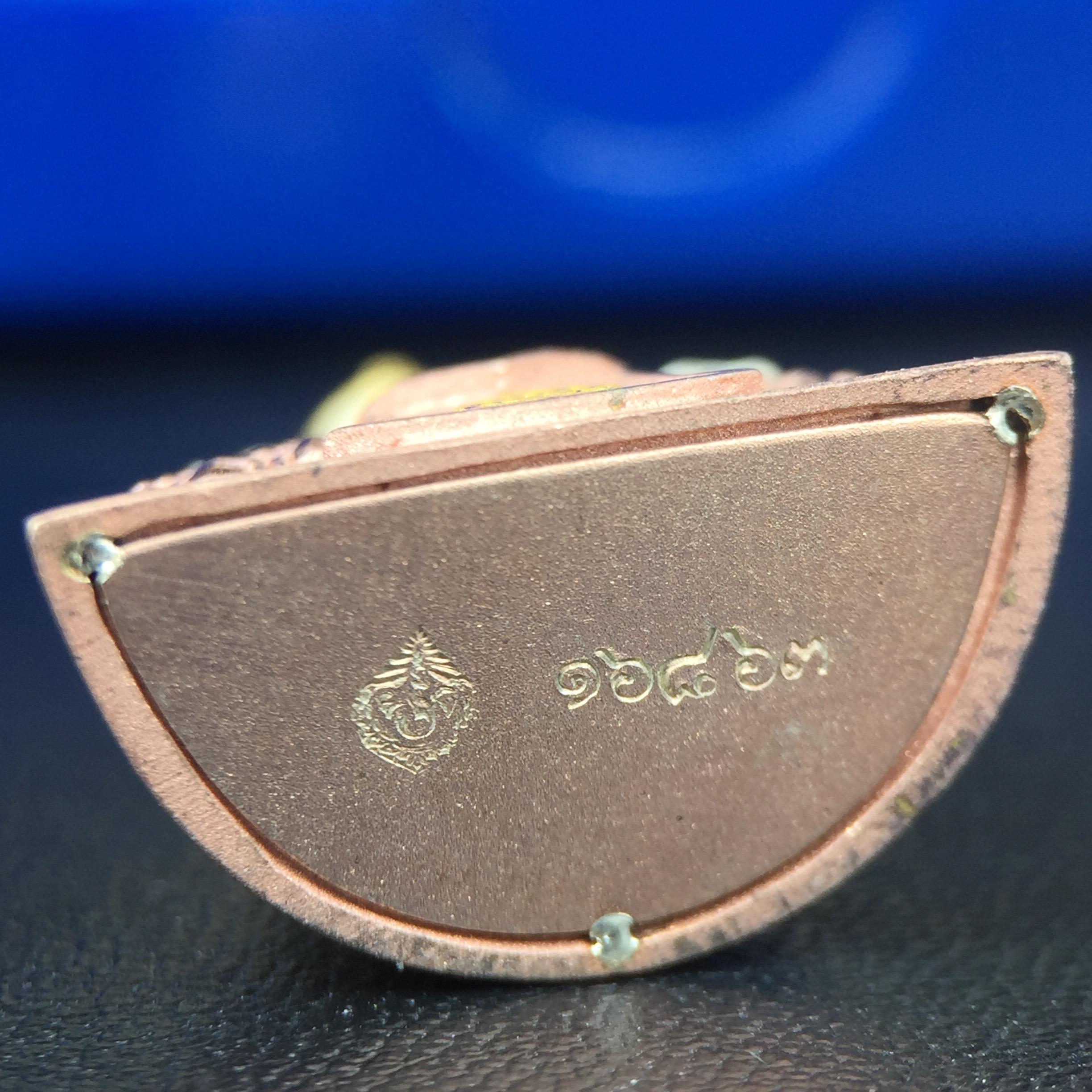 พระแก้วมรกต(จำลอง)ลอยองค์ ขนาดหน้าตัก 1/2 นิ้ว ทรงเครื่องฤดูร้อน เนื้อเงินสามกษัตริย์ ตราสัญลักษณ์ฉลองสิริราชสมบัติ ครบ 60 ปี พ.ศ.2549(สภาพสวย ครบ สมบูรณ์)