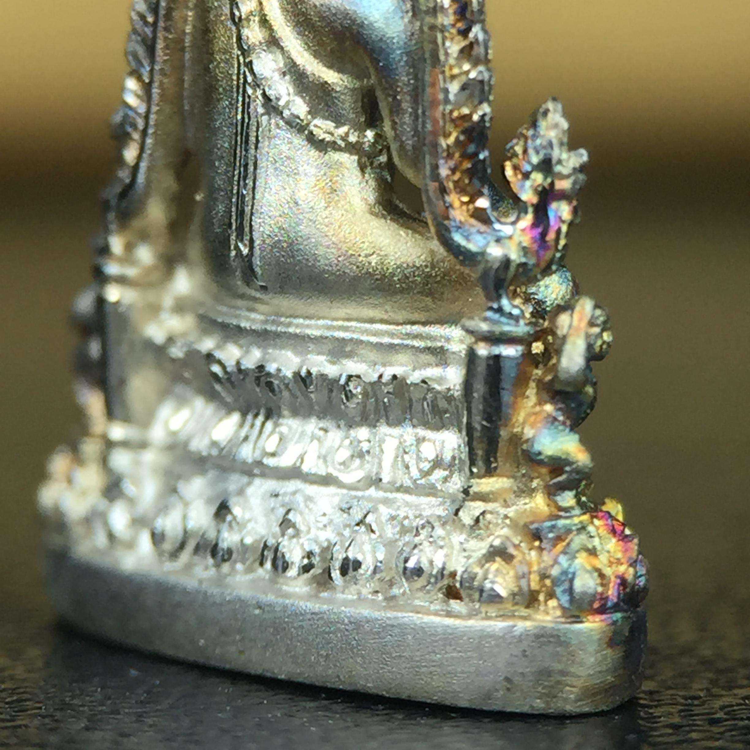 พระพุทธชินราช(จำลอง) ภปร. 84 พรรษา เนื้อเงินชุบทองคำขาว พิมพ์เล็กขนาดหน้าตัก 1/4 นิ้ว (สภาพผิวเดิมสวย ขึ้นสีรุ้งธรรมชาติ แบบนิยม)(พระราชทานมวลสาร จิตรลดาและเส้นพระเจ้า(เส้นผม))พุทธศิลป์ทรงคุณค่าอีกหนึ่งรุ่นยอดนิยม