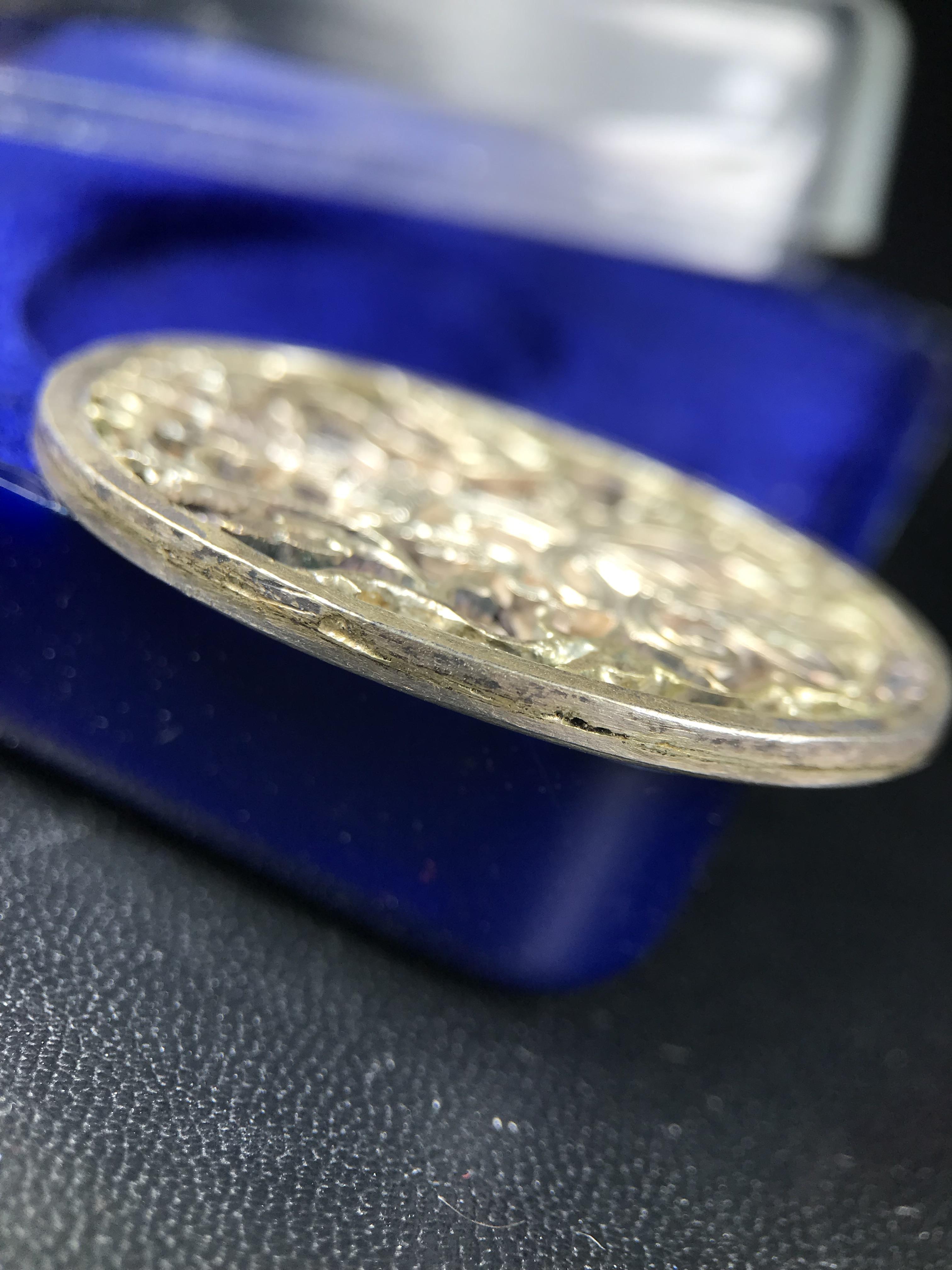 เหรียญหลวงพ่อคูณ ปริสุทโธ วัดบ้านไร่ รุ่น สก. ปี 2536 พิมพ์ลายฉลุ เนื้อเงิน(สวย งดงาม หายาก) งานมหามงคลเฉลิมพระชนมพรรษา 5 รอบ สมเด็จพระบรมราชินีนาถ จัดสร้างโดย กองพลทหารราบที่๒ ทหารเสือราชินี รักษาพระองค์ (พิธีใหญ่ ประวัติชัดเจน อีกหนึ่งรุ่นยอดนิยม)