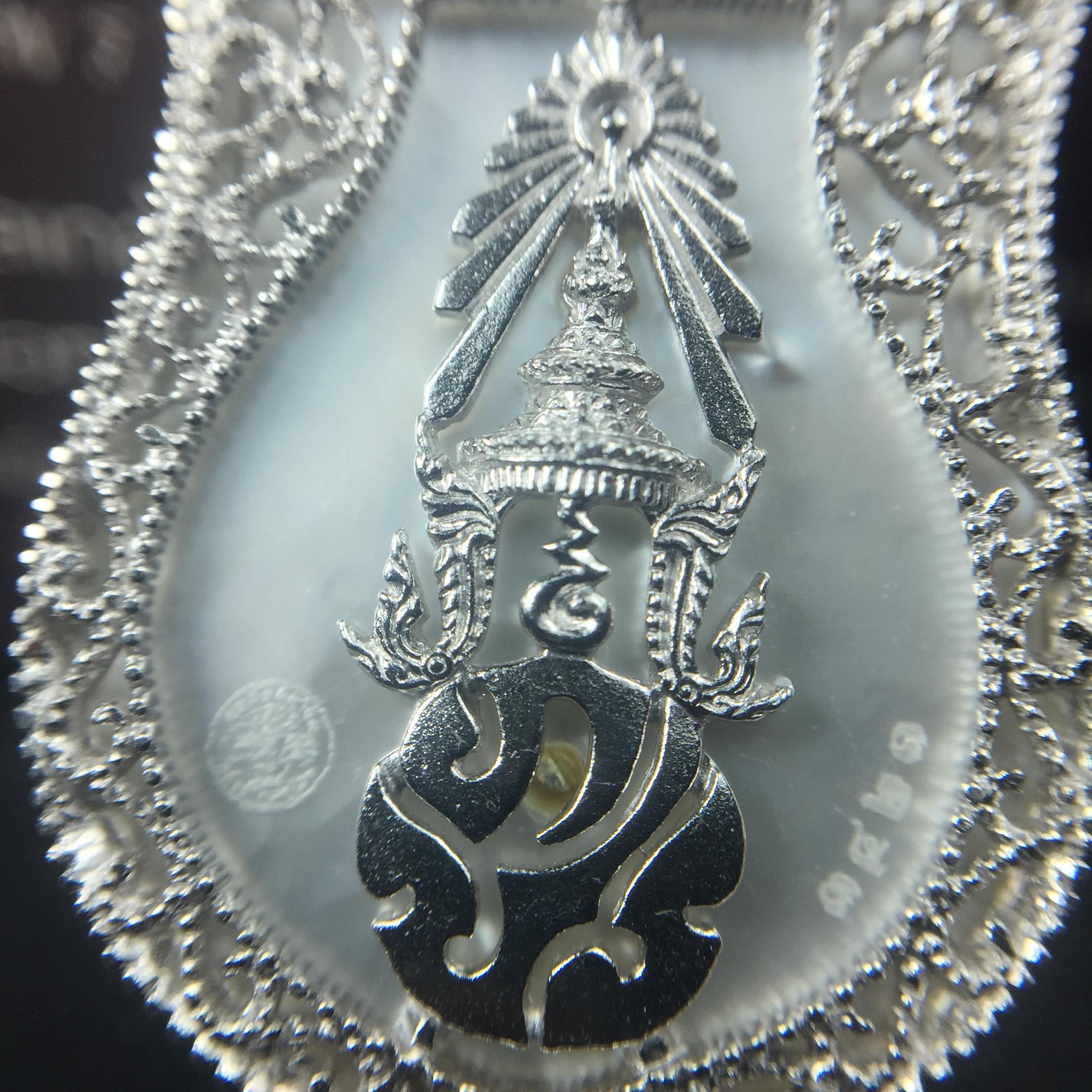 พระพุทธชินราช ภปร. โครงการ "เพราะแผ่นดินนี้ คือ แผ่นดินเกิด" ปี2548(รุ่นแรก) เหรียญทรงเสมา ขนาด 21 x 29 มม.เนื้อเงินสามกษัตริย์ องค์พระชุบสามกษัตริย์ ล้อมด้วยกรอบเงินชุบทองคำขาวสลักเสลาเป็นลวดลายละเอียดอ่อน ส่วนพื้นองค์พระเป็นเปลือกหอยมุขงดงาม