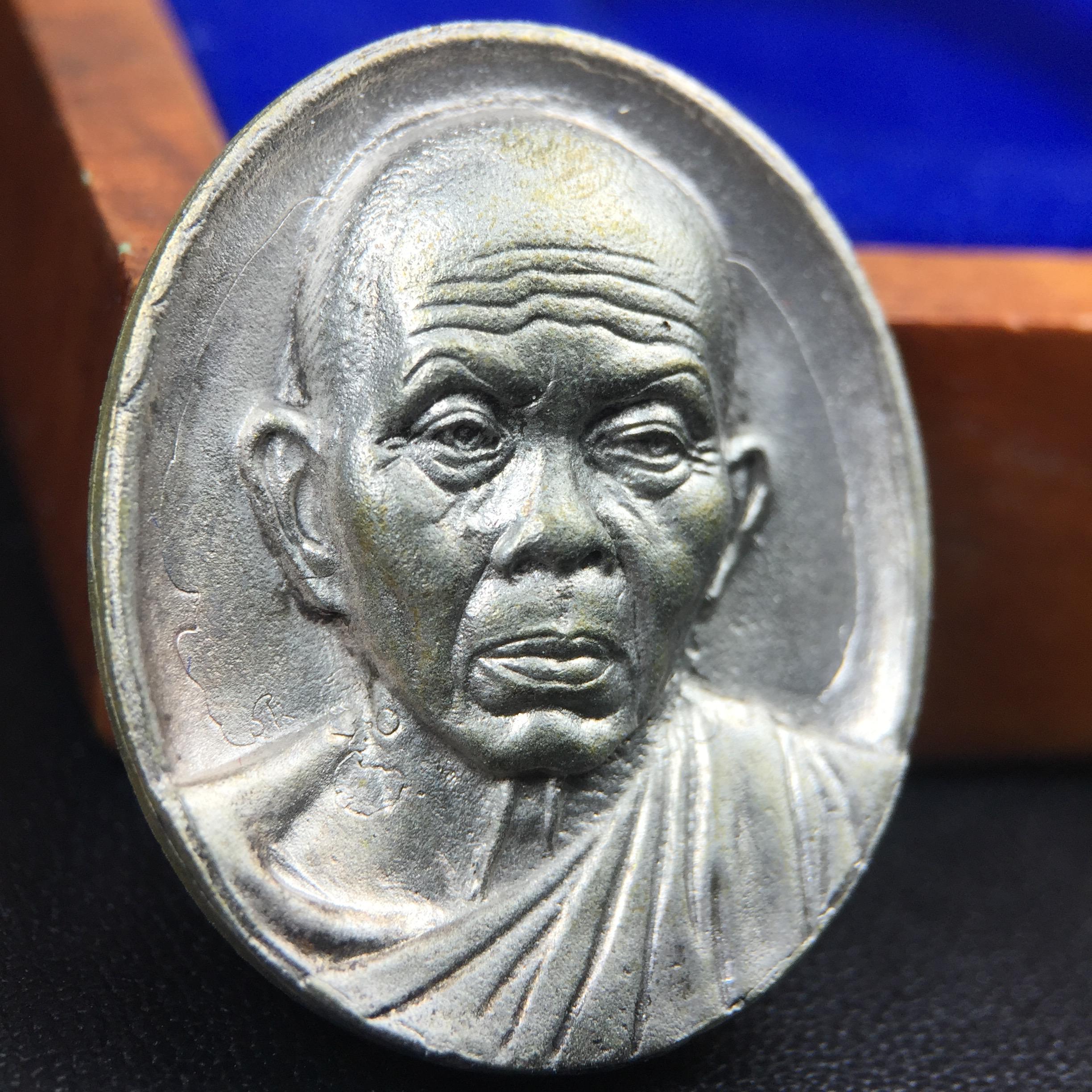 เหรียญรูปเหมือนพระญาณวิทยาคมเถร (หลวงพ่อคูณ ปริสุทโธ)ชุดกาญจนาภิเษกครองราชย์ครบ 50 ปี วัดบวรนิเวศวิหาร ปี 2538 เหรียญหล่อเนื้อนวโลหะ(พิเศษกรรมการมีรอยจาร ตอกโค๊ดหมายเลข ๑๗๘)(หายากพบเจอน้อยมาก)(พร้อมกล่องบรรจุเดิมลายไม้สีน้ำตาลมีตรากาญจนา) พิธีใหญ่