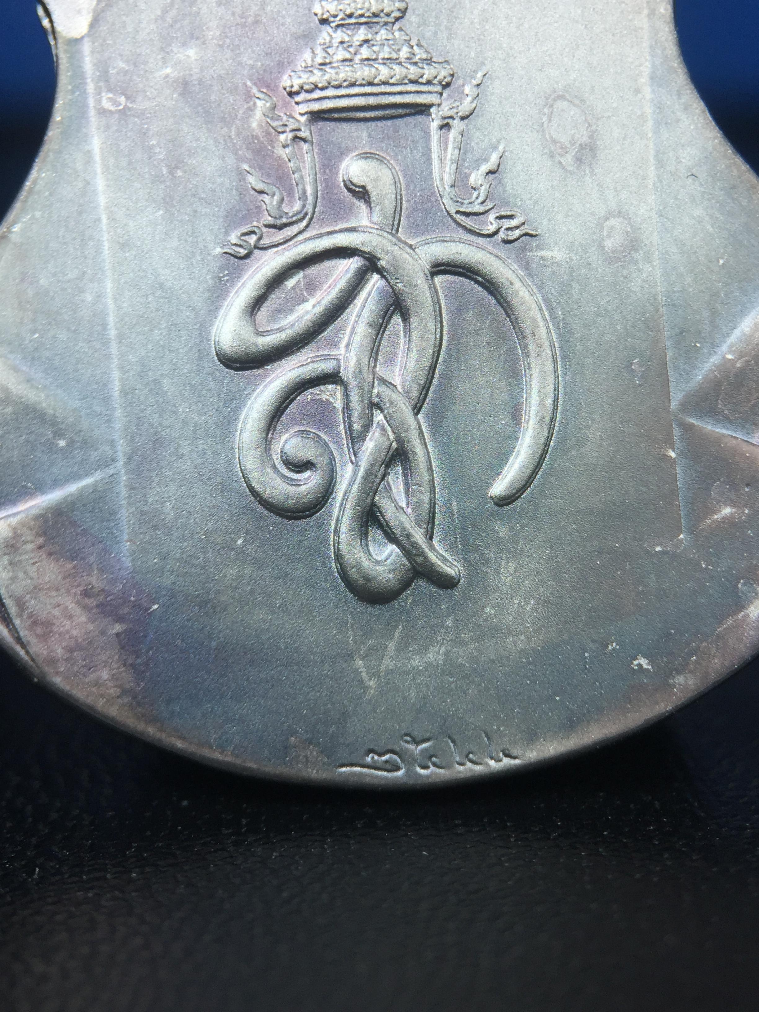 เหรียญหลวงปู่ทวด พระนามาภิไธย สก. แบบงานฉลุโบราณ(HAND MADE) ปี 2544 เนื้อเงิน(ผิวเดิมขึ้นสีรุ้งธรรมชาติสวยมาก) พิธีปลุกเสก ณ อุโบสถวัดช้างให้ และ พิธีมังคลาภิเษก ณ พระอุโบสถ วัดพระศรีรัตนศาสดาราม(วัดพระแก้ว) (1 ใน 2000 เหรียญ)พบเจอน้อยหายากมาก