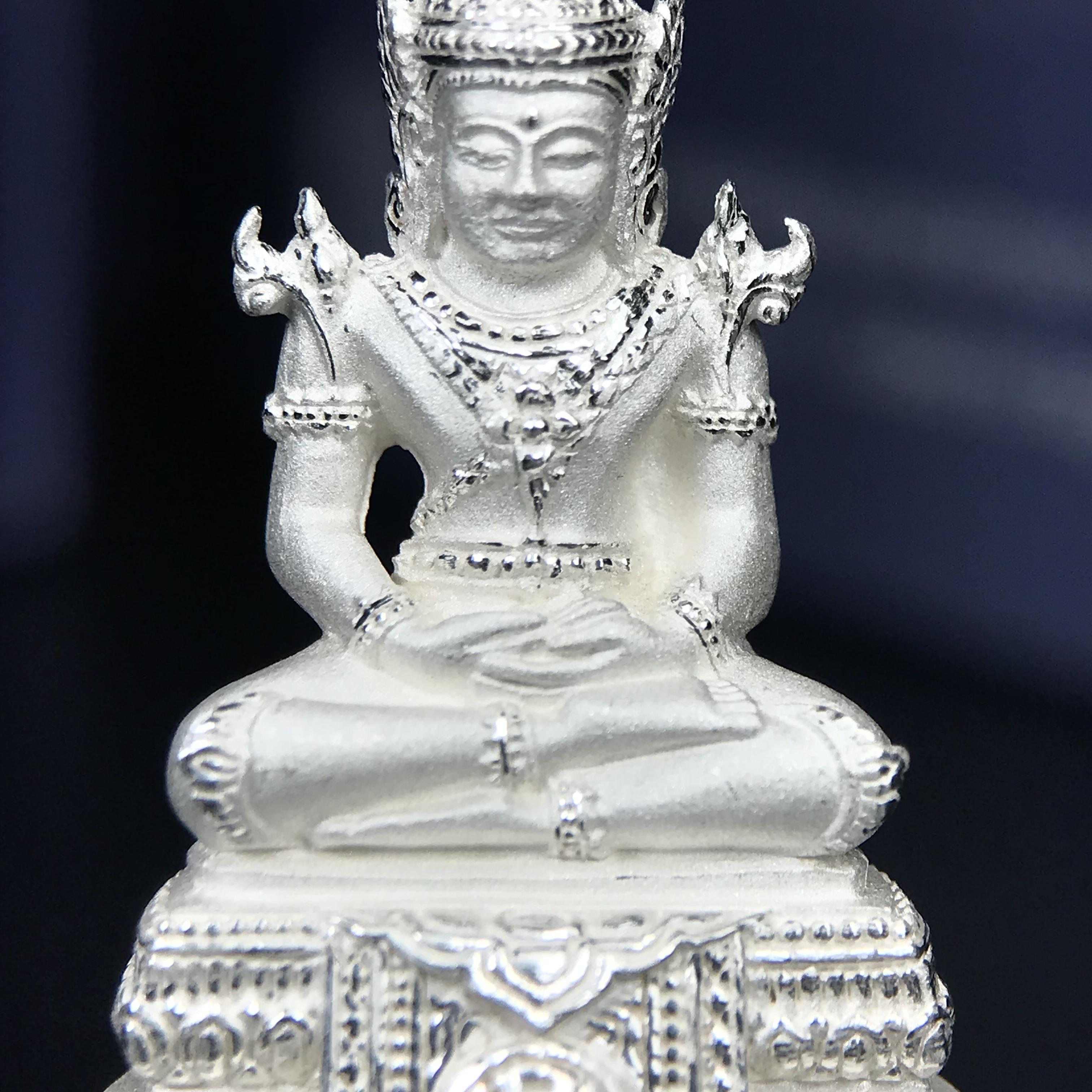 พระแก้วมรกต ภปร. ปี 2547 จัดสร้างโดยโรงพยาบาลภูมิพลอดุลยเดช เนื้อเงิน ลอยองค์ หน้าตัก 1/2 นิ้ว พิธีมหามังคาภิเษก ณ พระอุโบสถวัดพระศรีรัตนศาสดาราม(วัดพระแก้ว) งดงามทรงคุณค่าอีกหนึ่งรุ่นยอดนิยม หายาก(หมายเลขต้นๆหลักร้อย ๗๙๓)(1ใน3000องค์)