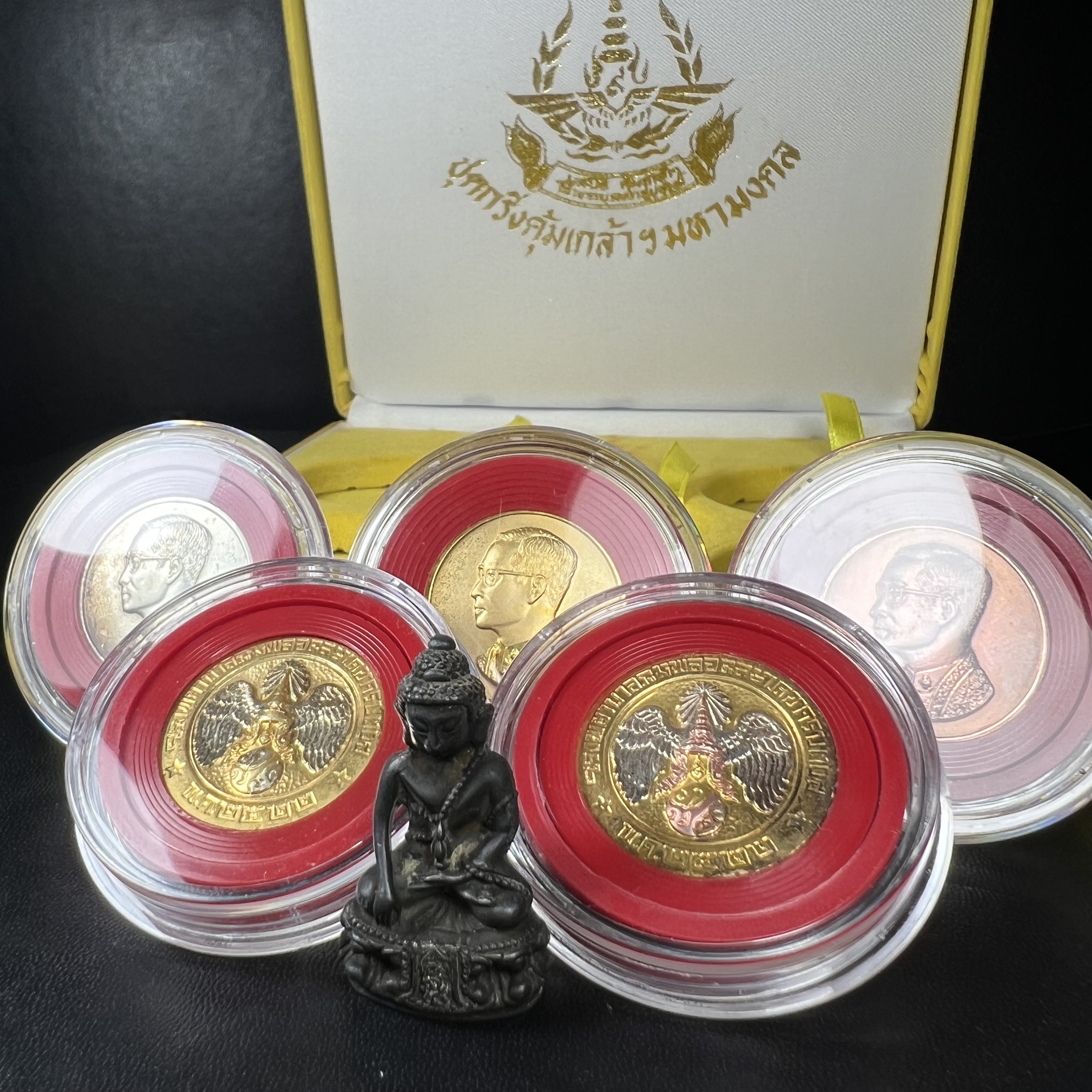 วัตถุมงคลคุ้มเกล้าฯ มหามงคลเฉลิมพระชนมพรรษา 6 รอบ รัชกาลที่ 9 ชุดพิเศษกรรมการ(สุดหายาก) (ในหลวงรัชกาลที่9 ทรงจุดไฟพระฤกษ์และเททอง พิธีใหญ่)ยอดนิยมหายาก