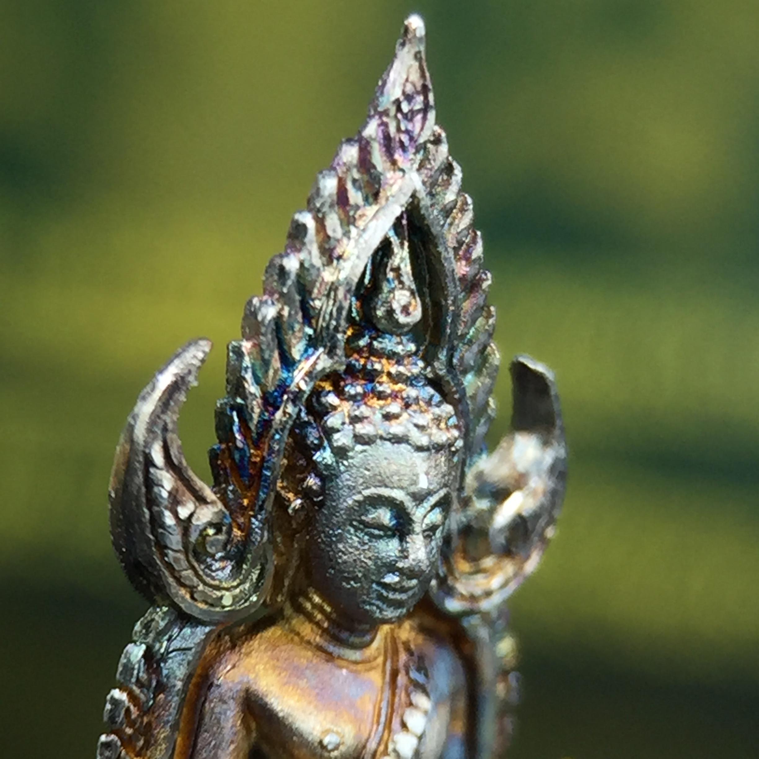 พระพุทธชินราช(จำลอง) ภปร. 84 พรรษา เนื้อเงินชุบทองคำขาว พิมพ์เล็กขนาดหน้าตัก 1/4 นิ้ว (สภาพผิวเดิมสวย ขึ้นสีรุ้งธรรมชาติ แบบนิยม)(พระราชทานมวลสาร จิตรลดาและเส้นพระเจ้า(เส้นผม))พุทธศิลป์ทรงคุณค่าอีกหนึ่งรุ่นยอดนิยม