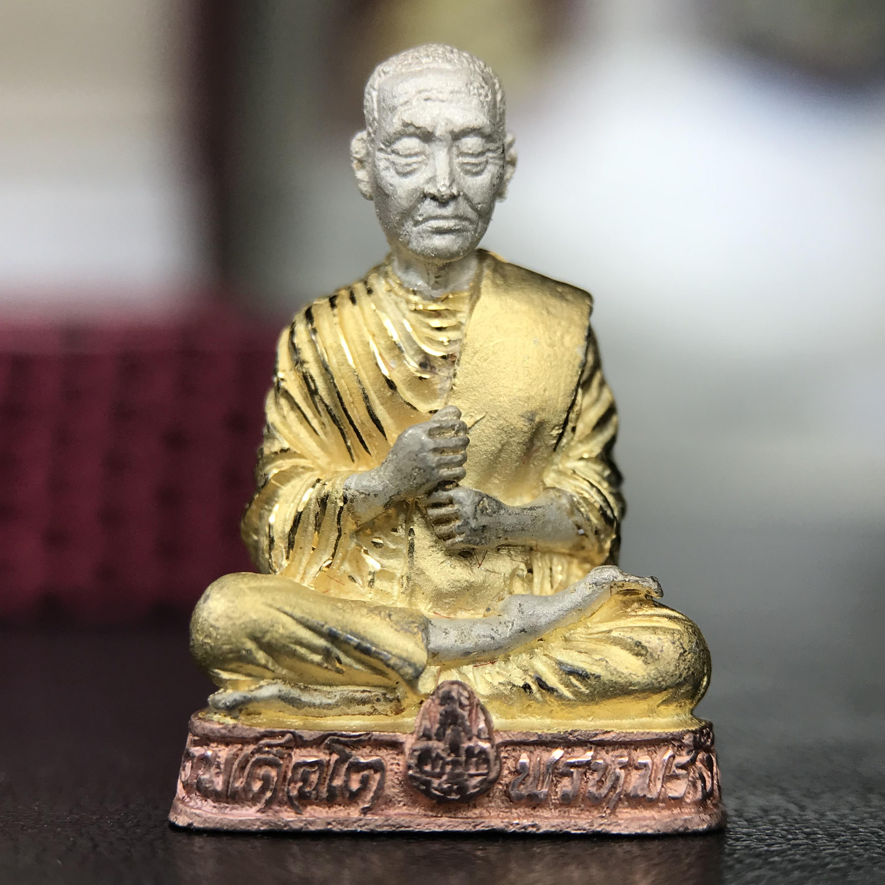 รูปเหมือนสมเด็จพระพุฒาจารย์ (โต พรหมรังสี)วัดใหม่อมตรส บางขุนพรหม ปี2540 รุ่นกาญจนาภิเษก จัดสร้างในวโรกาสที่รัชกาลที่ 9 ทรงครองสิริราชสมบัติ ครบ 50ปี ลอยองค์พิมพ์ใหญ่ เนื้อเงินบริสุทธิ์ 99.9% แบบชุบสามกษัตริย์ขัดเงาบางส่วน พร้อมกล่องบรรจุใบรับรองเดิมครบ