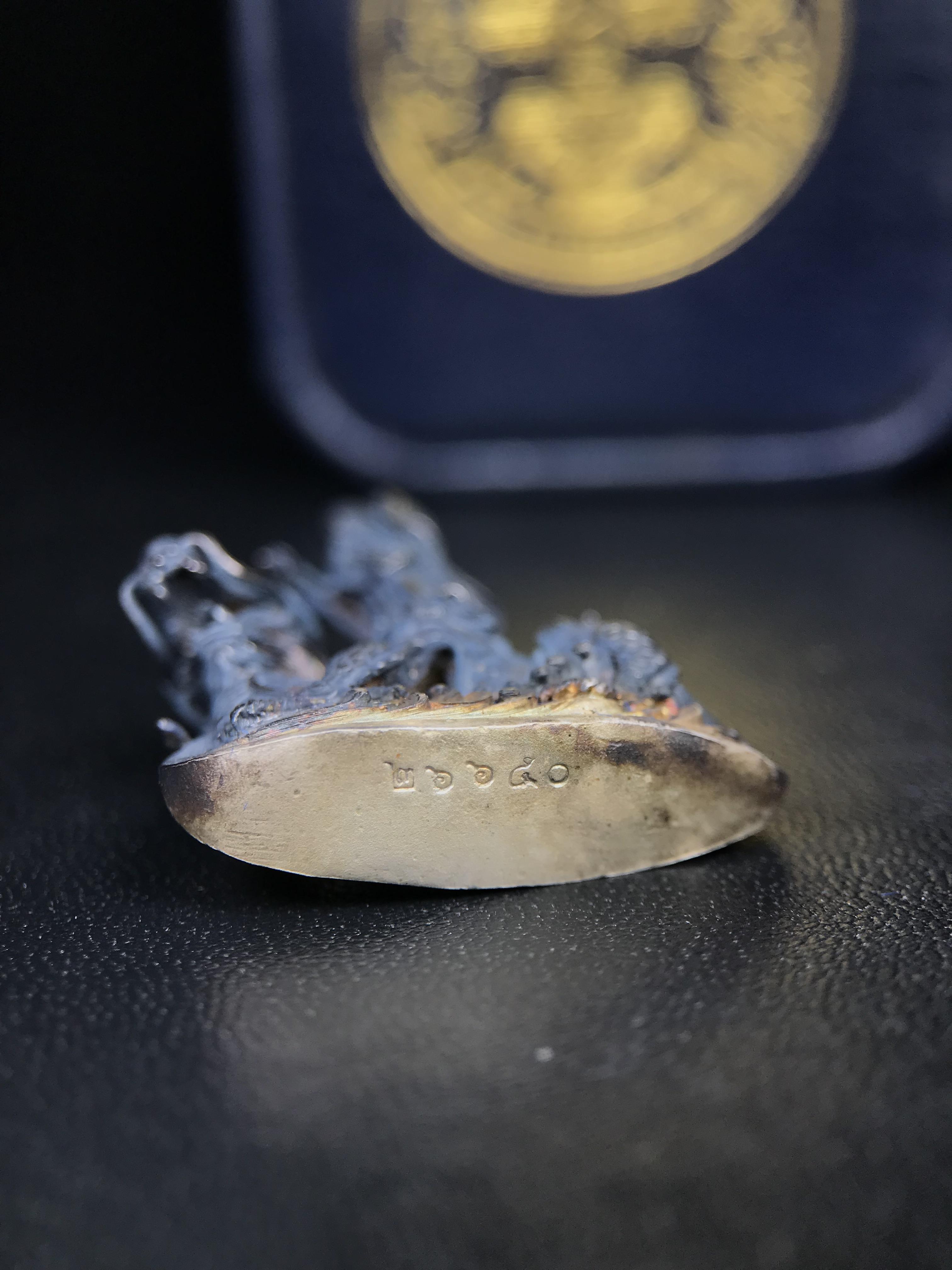 รูปหล่อลอยองค์พระโพธิสัตว์กวนอิม ทรงประทับมังกร จ.ระนอง ปี 2539 เนื้อเงิน พิมพ์ใหญ่(ผิวกลับดำทูโทนเข้มขลังสวยงามมีเสน่ห์)(สภาพผิวเดิม)(เสน่ห์พระเนื้อเงินสีสันที่ธรรมชาติสรรค์สร้าง)เฉลิมฉลองในวโรกาสที่พระบาทสมเด็จพระเจ้าอยู่หัวทรงครองสิริราชสมบัติครบ50ปี