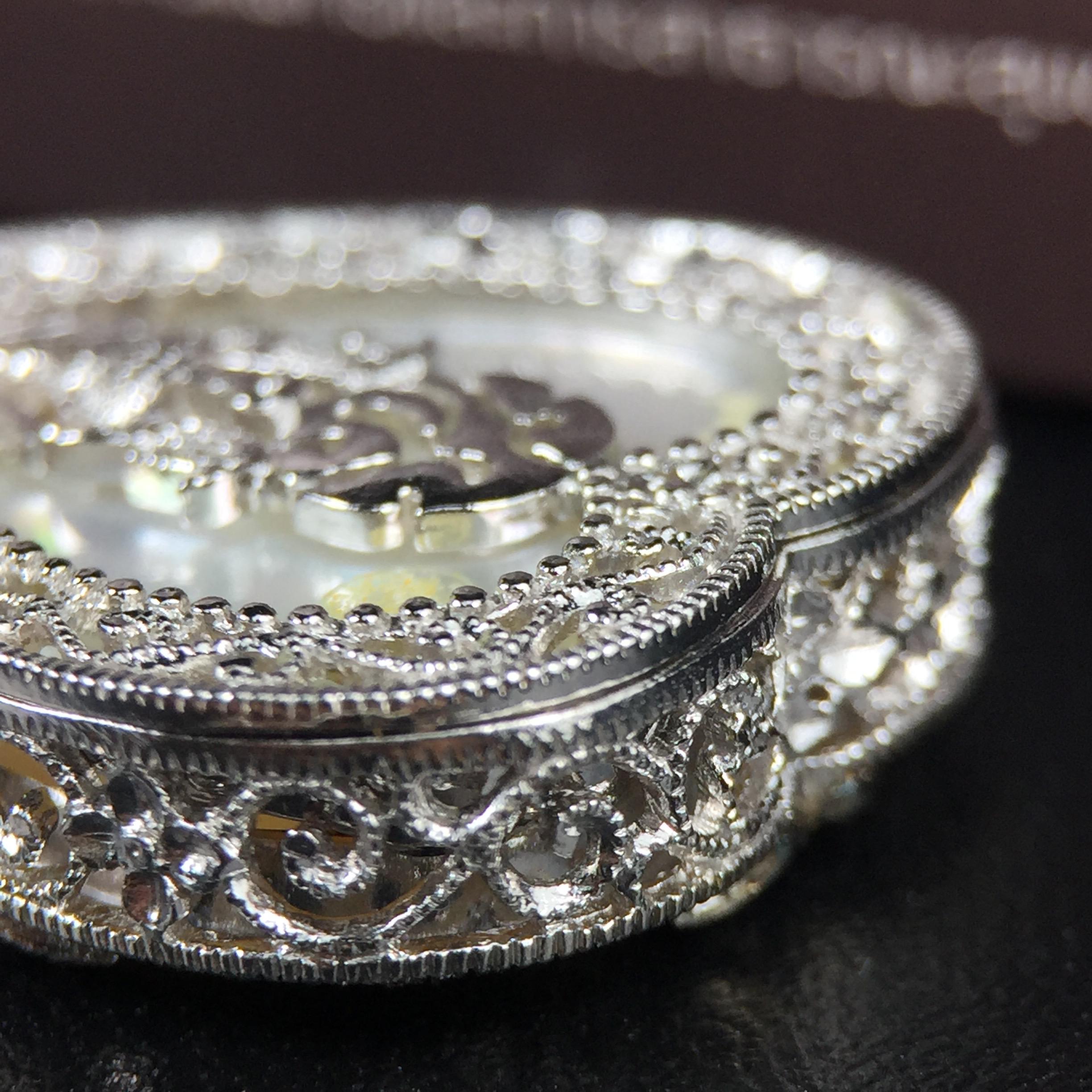 พระพุทธชินราช ภปร. โครงการ "เพราะแผ่นดินนี้ คือ แผ่นดินเกิด" ปี2548(รุ่นแรก) เหรียญทรงใบโพธิ์ ขนาด 21 x 29 มม. เนื้อเงินสามกษัตริย์ องค์พระชุบสามกษัตริย์ ล้อมด้วยกรอบเงินชุบทองคำขาวสลักเสลาเป็นลวดลายละเอียดอ่อน ส่วนพื้นองค์พระเป็นเปลือกหอยมุข