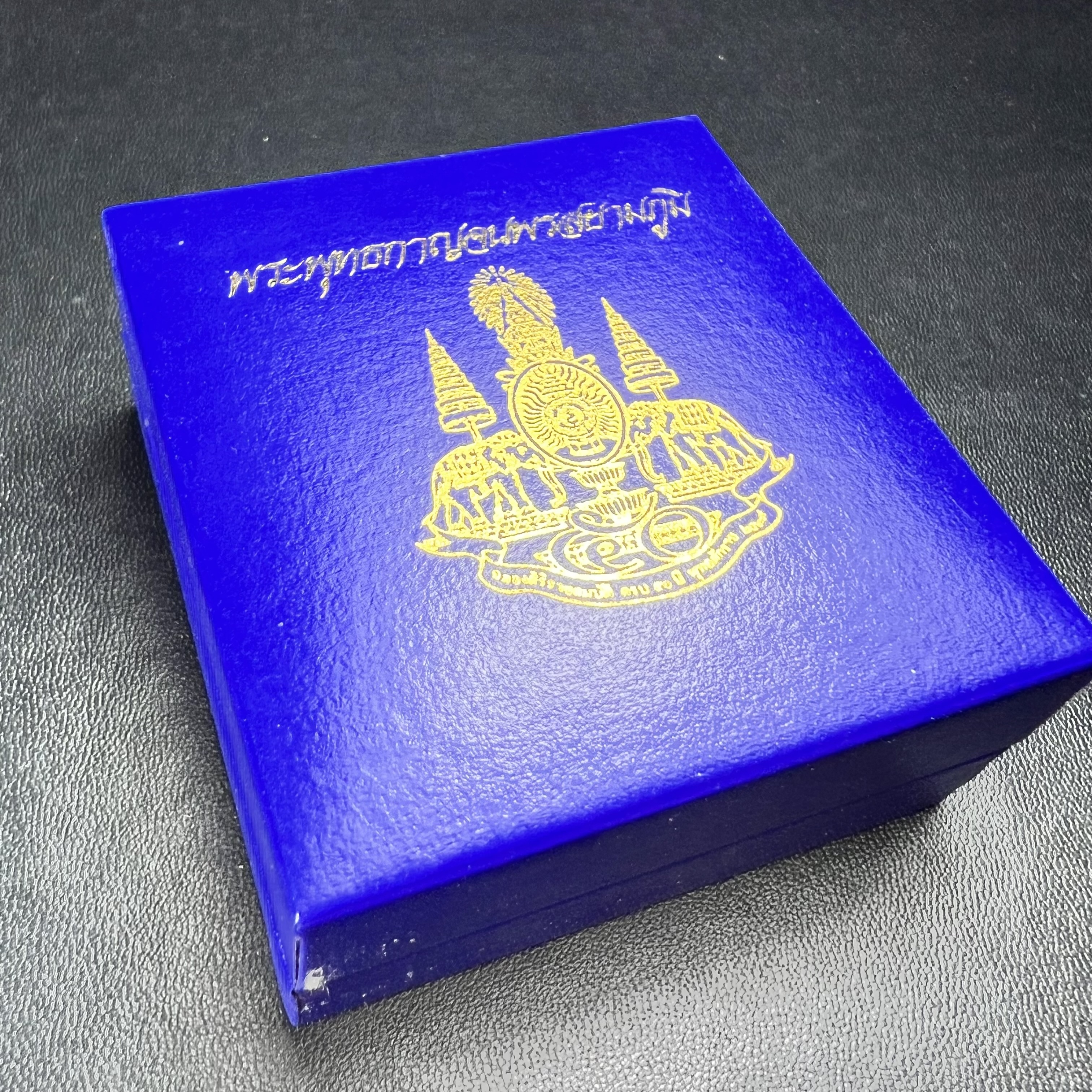 พระพุทธกาญจนพรสยามภูมิ ภปร. ปี 2539 เนื้อเงินพื้นทรายประกาย(ผิวเดิมสวย) พิมพ์ทรงใบขนุน ขนาด3.2ซม. พระพุทธรูปประจำพระชนมวาร รัชกาลที่9 ทรงโปรดเกล้าให้วิทยาลัยป้องกันราชอาณาจักร(วปอ.)สร้างในวโรกาสทรงครองสิริราชสมบัติครบ50ปี พ.ศ.2539(1ใน5000องค์)