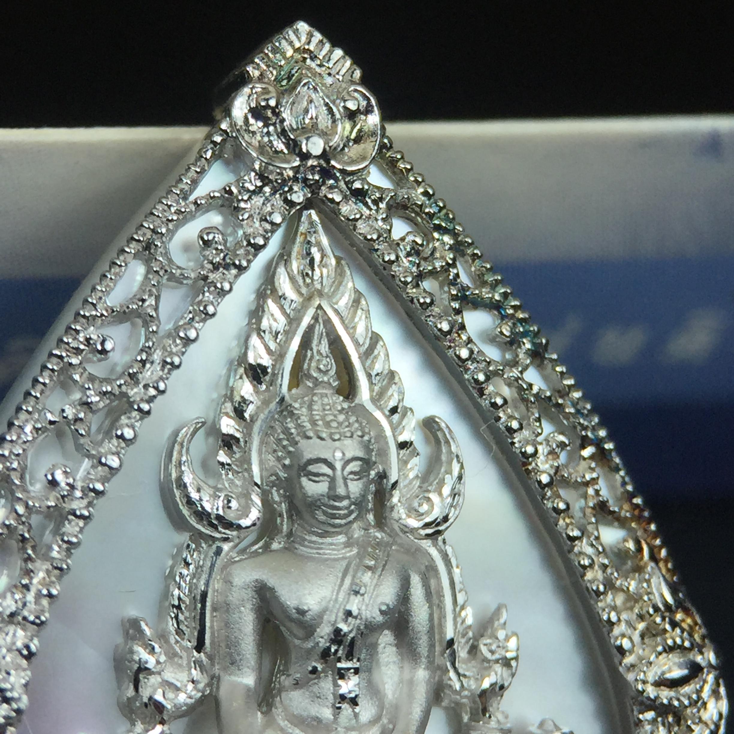 เหรียญพระพุทธชินราช ภปร. โครงการ เพราะแผ่นดินนี้คือแผ่นดินเกิด ปี 2551 รูปหยดน้ำ เนื้อเงินชุบทองคำขาว(ล้อมด้วยกรอบเงินชุบทองคำขาวสลักเสลาเป็นลวดลายละเอียดอ่อน ส่วนพื้นองค์พระเป็นเปลือกหอยมุขสวยงดงาม )(ขนาด 21 x 29 มม.) (สวยงามหายาก)1ใน5000องค์