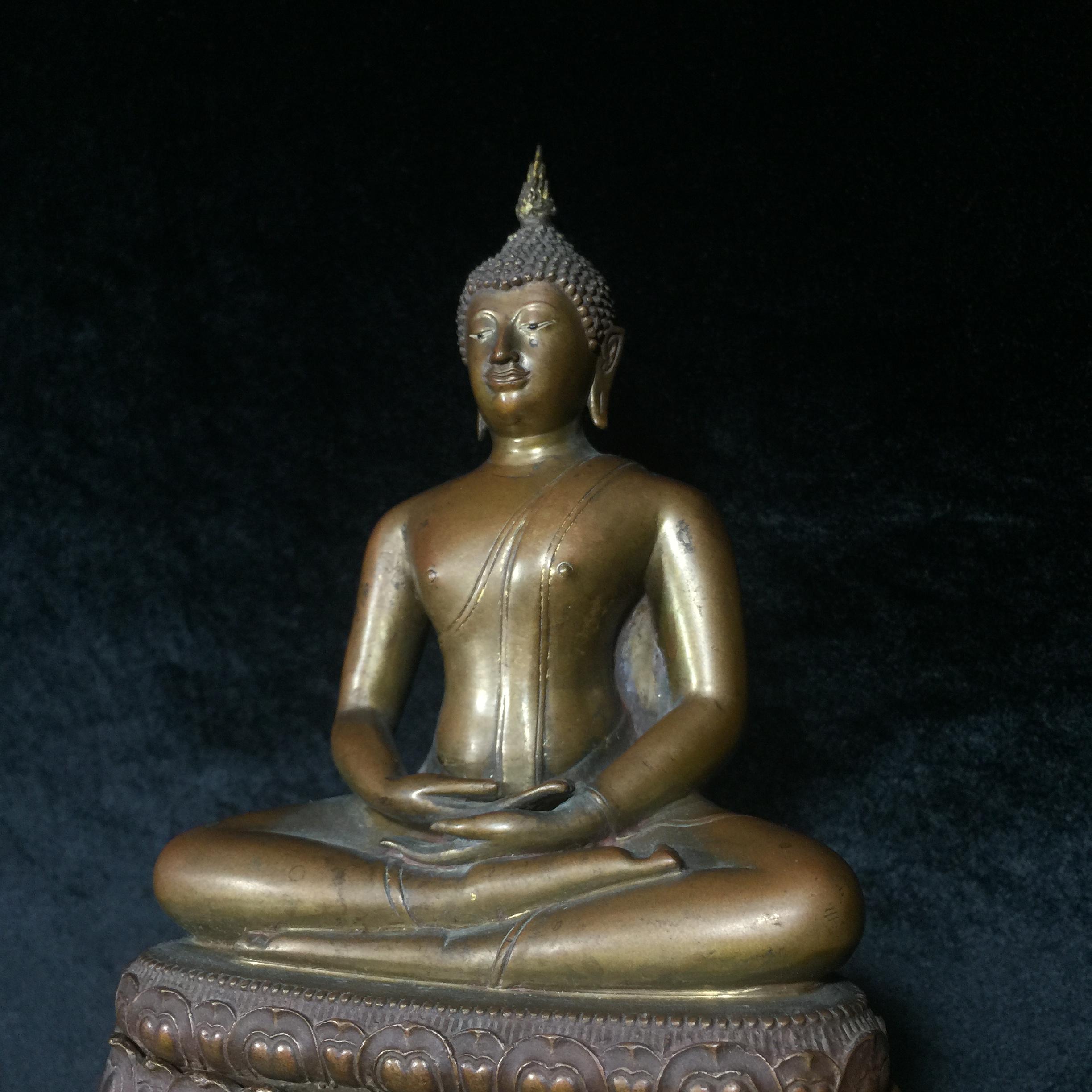 พระพุทธธรรมทิฐิศาสดา 50 ปี ธรรมศาสตร์ ปี 2527 หน้าตัก 5 นิ้ว 2 ถอด (ในหลวงรัชกาลที่9เสด็จในพิธีเททอง)(1ใน 1600 องค์)