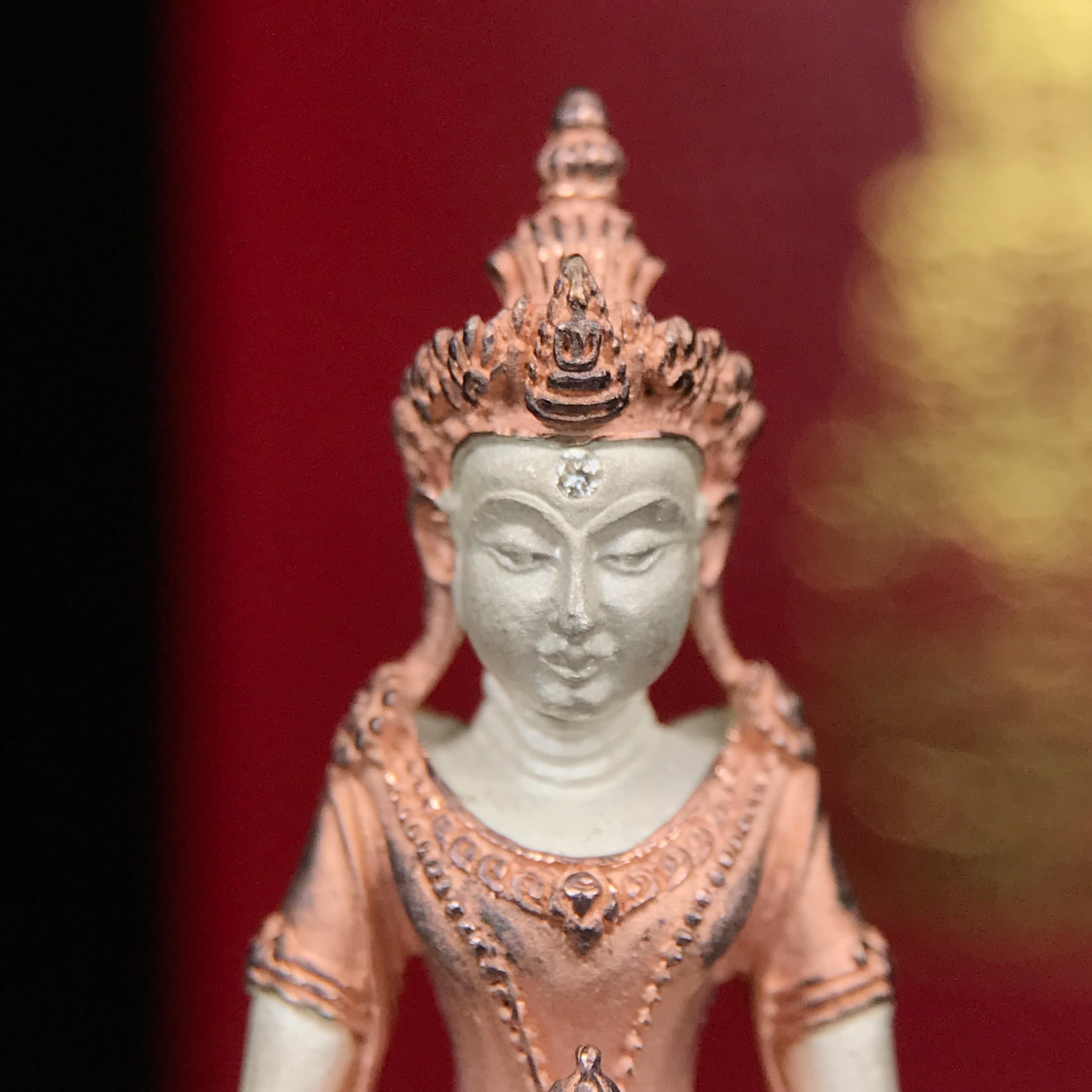 พระกริ่งอวโลกิเตศวร ( เจ้าแม่กวนอิม ) วัดโพธิ์แมนคุณาราม รุ่นอุดมโภคทรัพย์ พ.ศ.2539 เนื้อเงิน 3 กษัตริย์ (องค์พิเศษกรรมการ ฝังเพชรตำแหน่งดวงตาที่สามกลางหน้าผาก 1 เม็ด)(อีกหนึ่งรุ่นยอดนิยม พุทธศิลป์สวยงดงาม)***องค์พิเศษกรรมการฝังเพชร พบเจอน้อยหายากมาก***