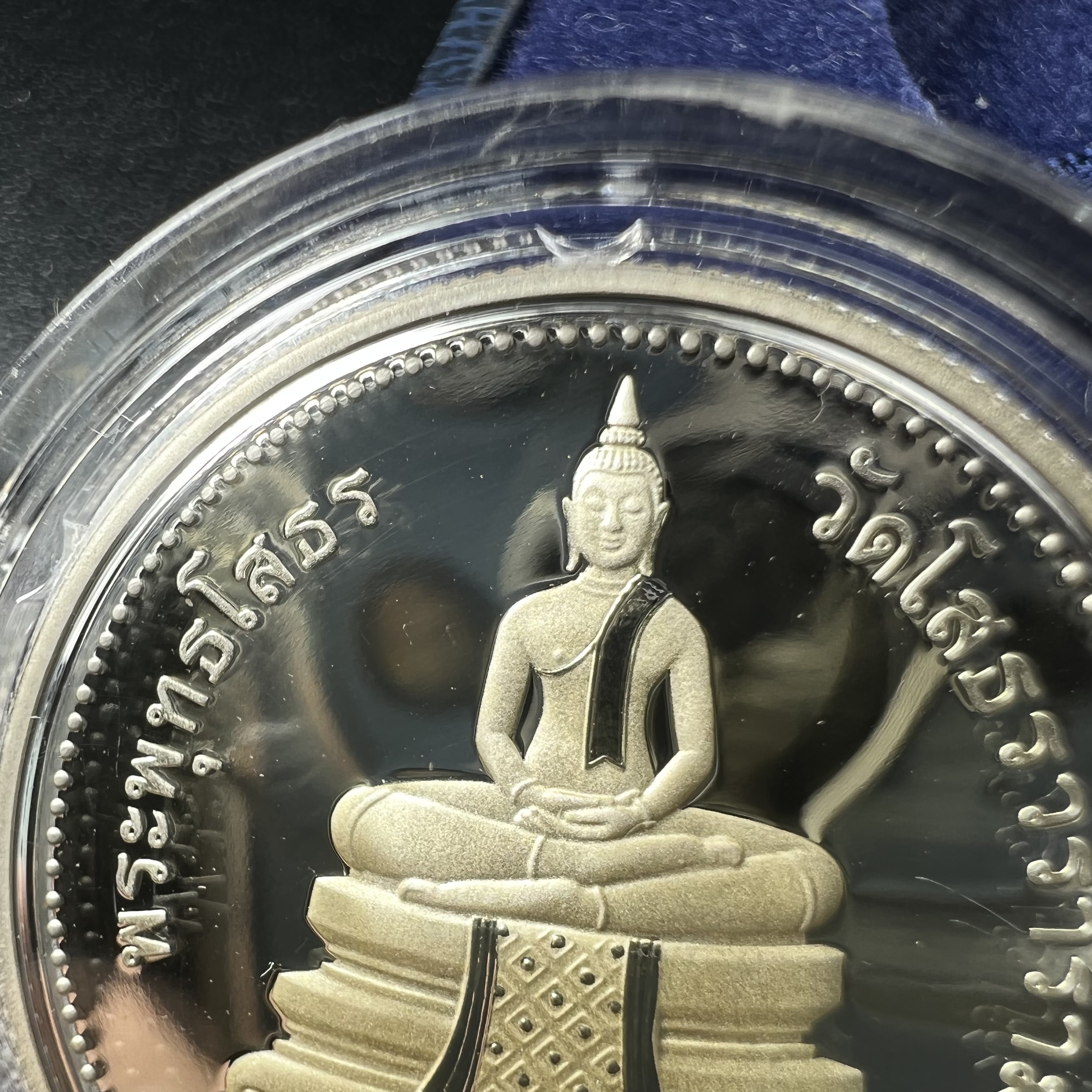 เหรียญพระพุทธโสธร 2 หน้า วัดโสธรวรารามวรวิหาร จ.ฉะเชิงเทรา ปี 2537เนื้อเงินขัดเงาสองหน้า ขนาด 2.8 ซ.ม. บล็อกนอก ผลิตที่โรงกษาปณ์ Royal Australian Mint ประเทศออสเตรเลีย พร้อมกล่องบรรจุเดิม สภาพสวย