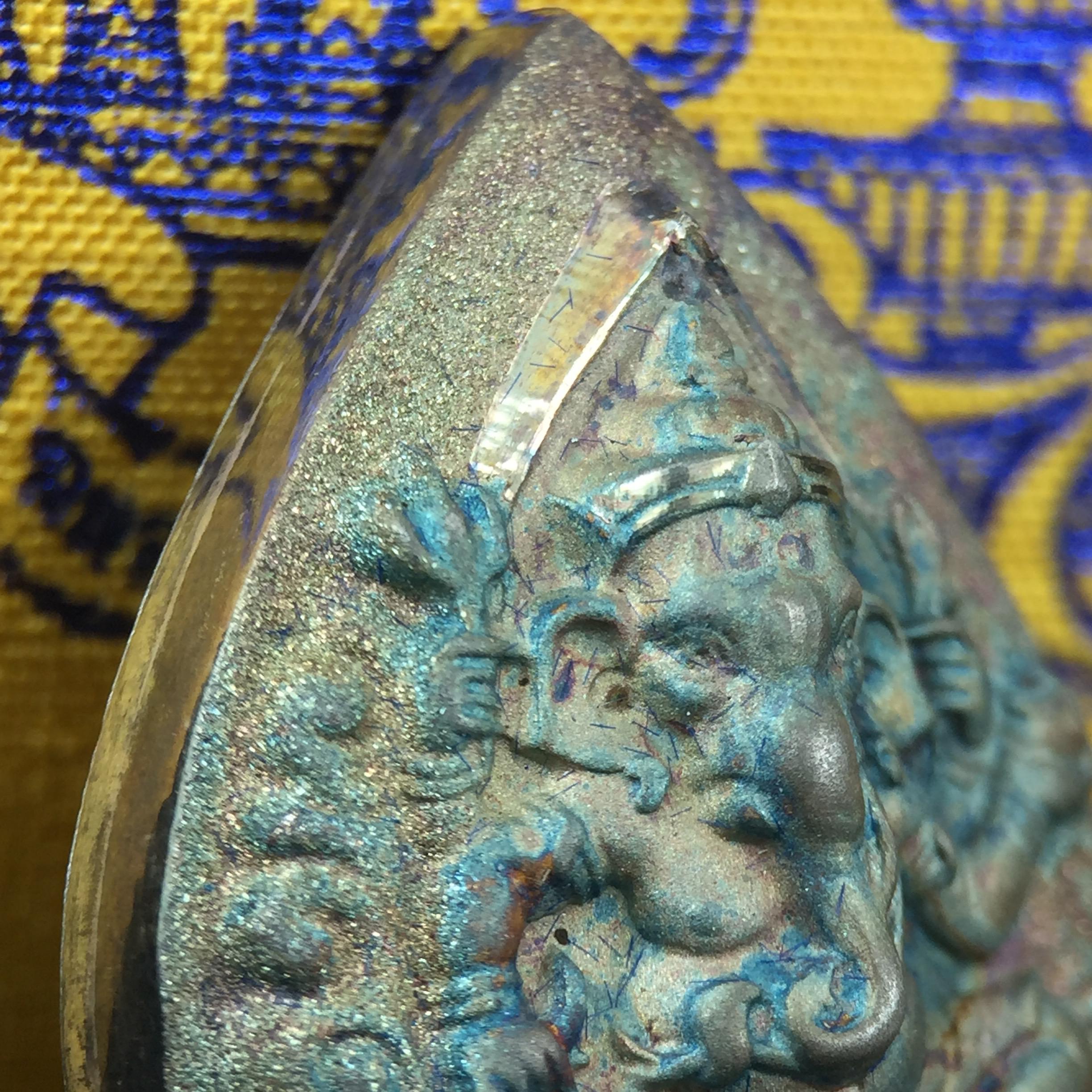 เหรียญพระพิฆเนศวร ญสส. ชุดกาญจนาภิเษกครองราชย์ 50 ปี พุทธศักราช 2538 พิมพ์ใหญ่(2.9 ซม.) เนื้อเงินผิวเดิมกลับดำขึ้นสีรุ้งเข้มขลังงดงามธรรมชาติสร้างสรรค์ สภาพสวยเดิมพร้อมกล่องบรรจุเดิม ตอกโค๊ดหมายเลขกำกับ(1ใน 5539องค์)