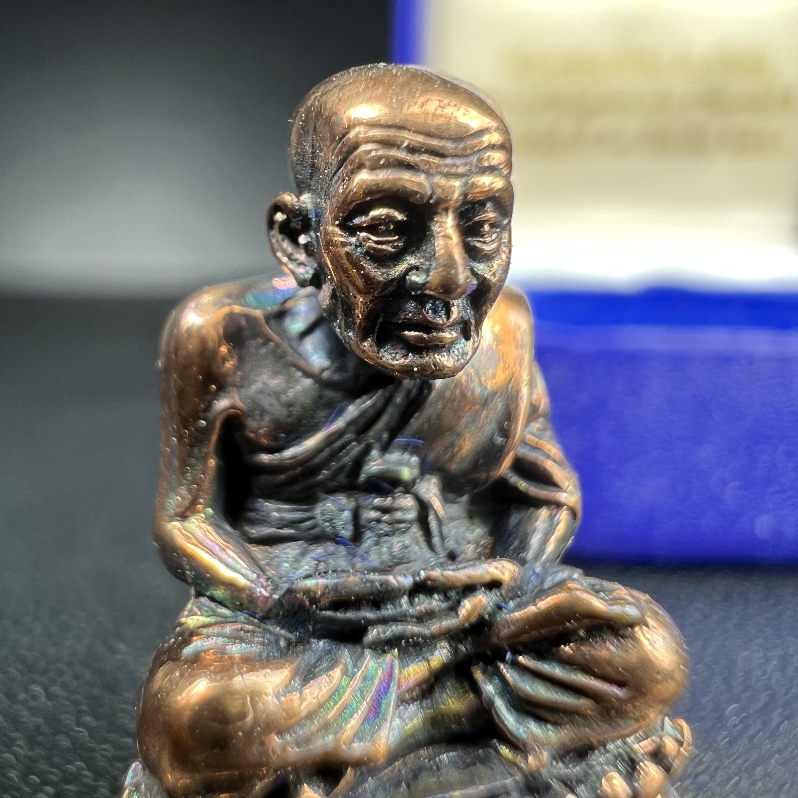 รูปเหมือนหล่อลอยองค์หลวงปู่ทวด รุ่น 111ปี กระทรวงกลาโหม เนื้อนวโลหะรมดำ-ปัดเงา ปี2540 พิธีใหญ่ สภาพสวย เข้มขลัง นิยม พร้อมกล่องบรรจุเดิม